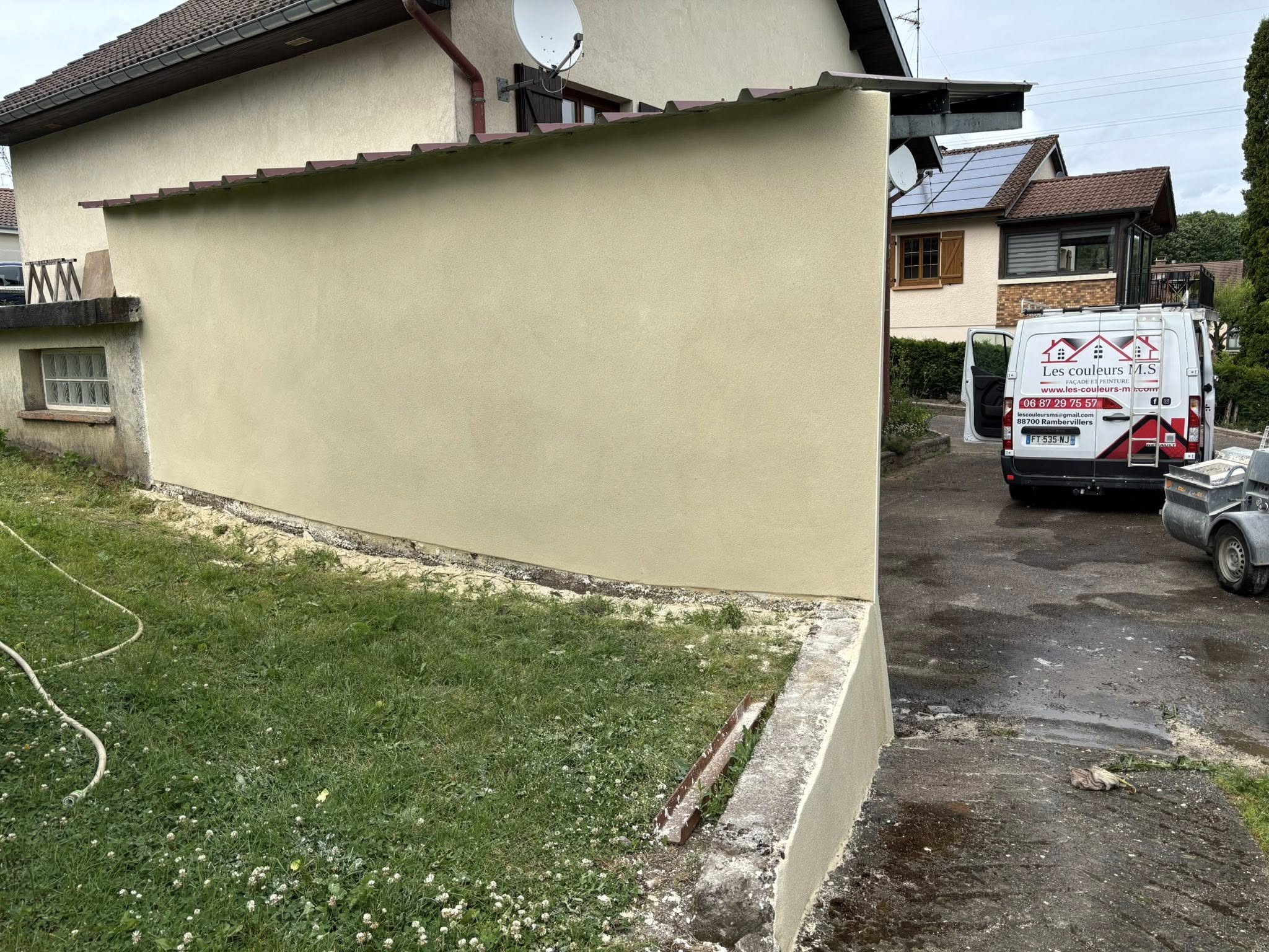 Rénovation soignée d’une entrée de maison dans les Vosges : enduit à la chaux, piliers rehaussés, finitions RPE pour un résultat esthétique et durable.