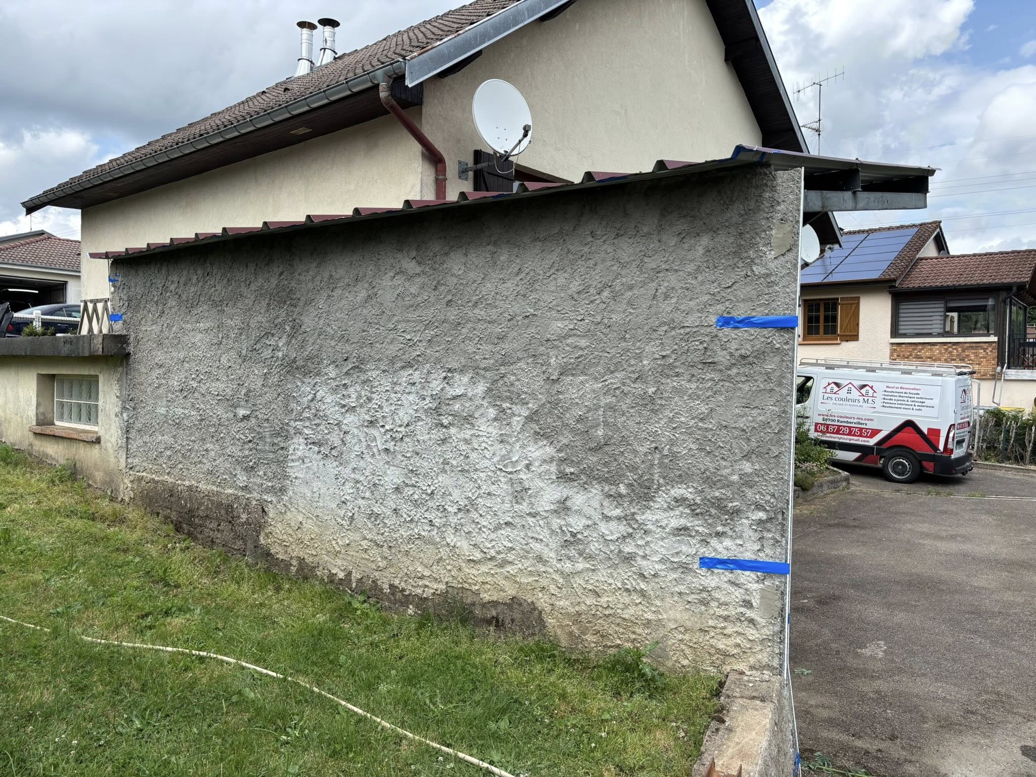 Rénovation soignée d’une entrée de maison dans les Vosges : enduit à la chaux, piliers rehaussés, finitions RPE pour un résultat esthétique et durable.