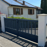 Rénovation soignée d’une entrée de maison dans les Vosges : enduit à la chaux, piliers rehaussés, finitions RPE pour un résultat esthétique et durable.