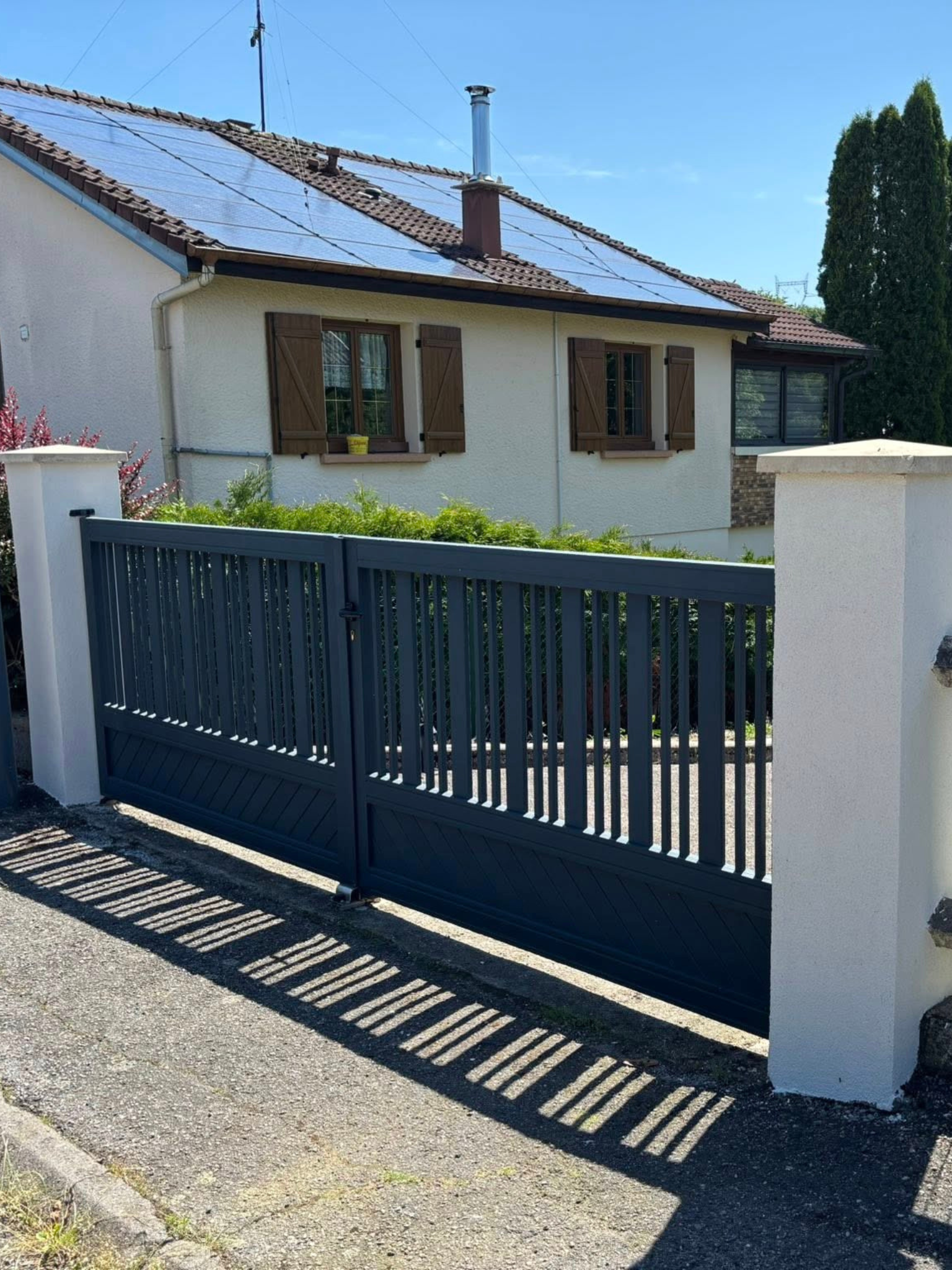 Rénovation soignée d’une entrée de maison dans les Vosges : enduit à la chaux, piliers rehaussés, finitions RPE pour un résultat esthétique et durable.