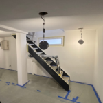 Reprise de chantier à Jeanménil (Vosges) : pose de plaques de plâtre, bandes à joints, peinture velours et finitions soignées pour un intérieur propre et harmonieux.