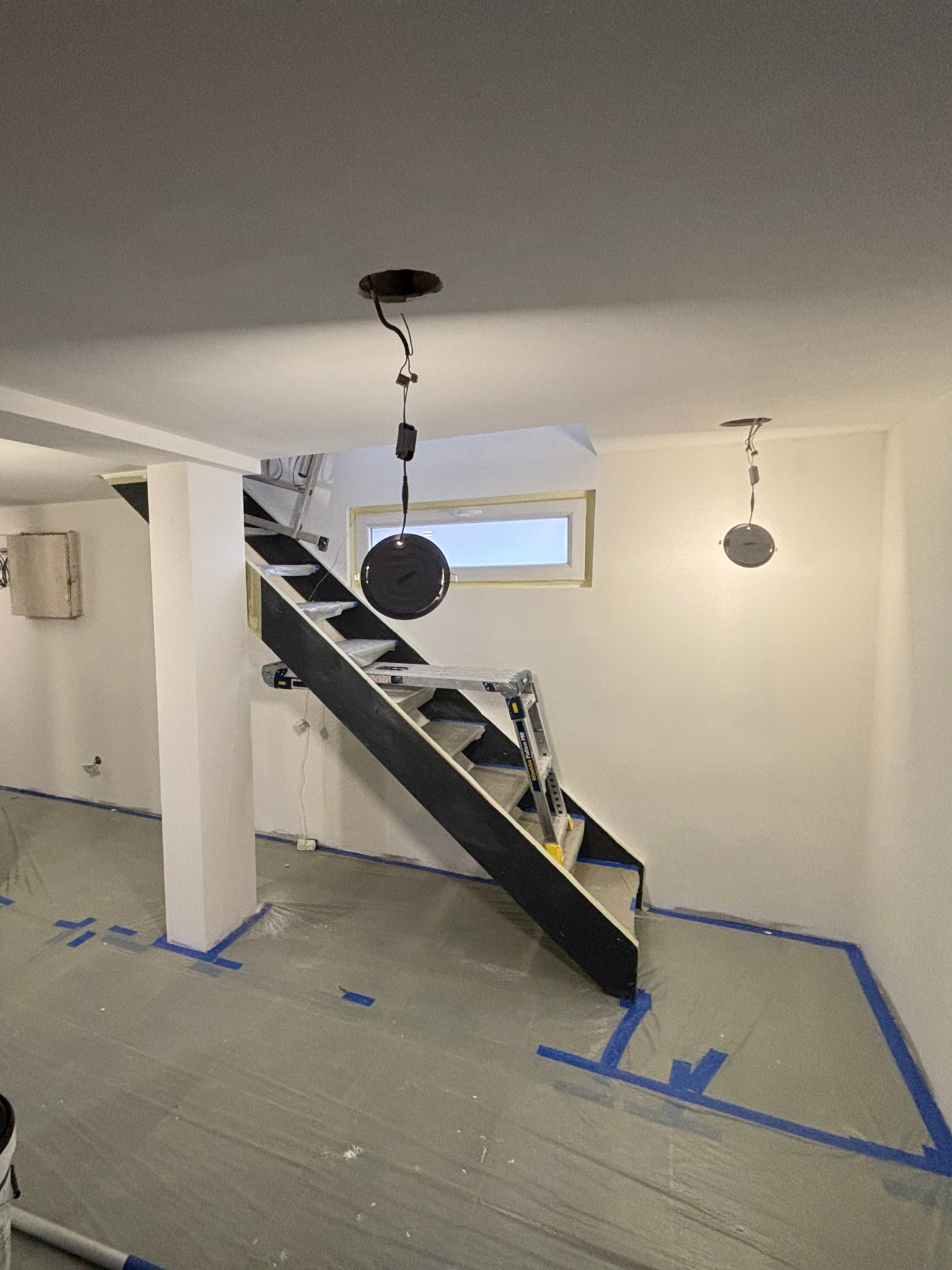Reprise de chantier à Jeanménil (Vosges) : pose de plaques de plâtre, bandes à joints, peinture velours et finitions soignées pour un intérieur propre et harmonieux.