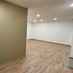 Travaux de rénovation d’un local commercial à Rambervillers avec dépose de cloison, peinture des murs et plafonds, installation d’un parquet stratifié et pose d’une porte intérieure.