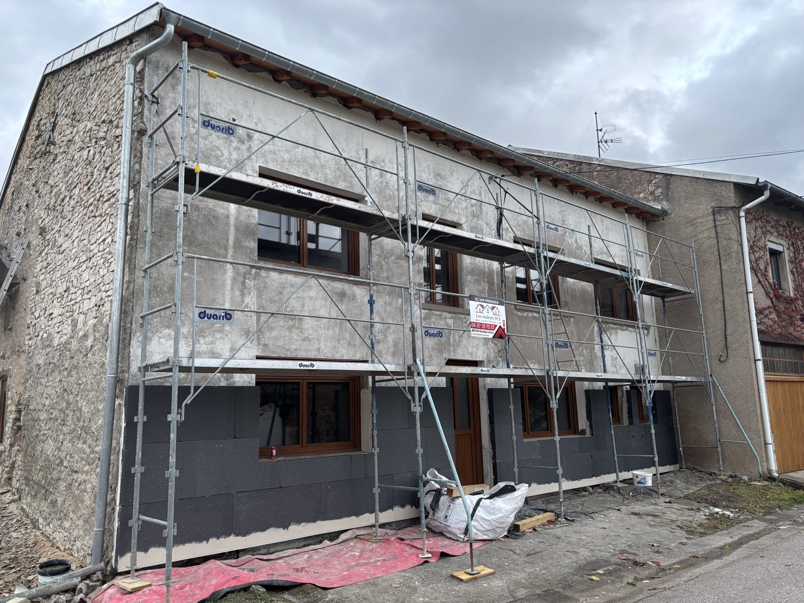 Isolation thermique extérieure à Clayeures (54) : pose PSE graphité, sous-enduit tramé et finition RPE pour une façade performante, esthétique et durable.