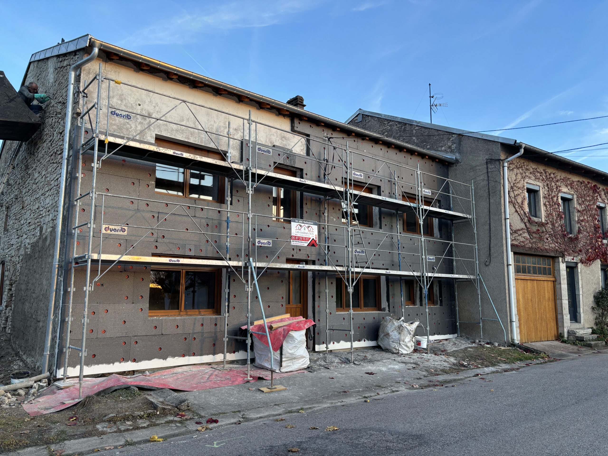 Isolation thermique extérieure à Clayeures (54) : pose PSE graphité, sous-enduit tramé et finition RPE pour une façade performante, esthétique et durable.