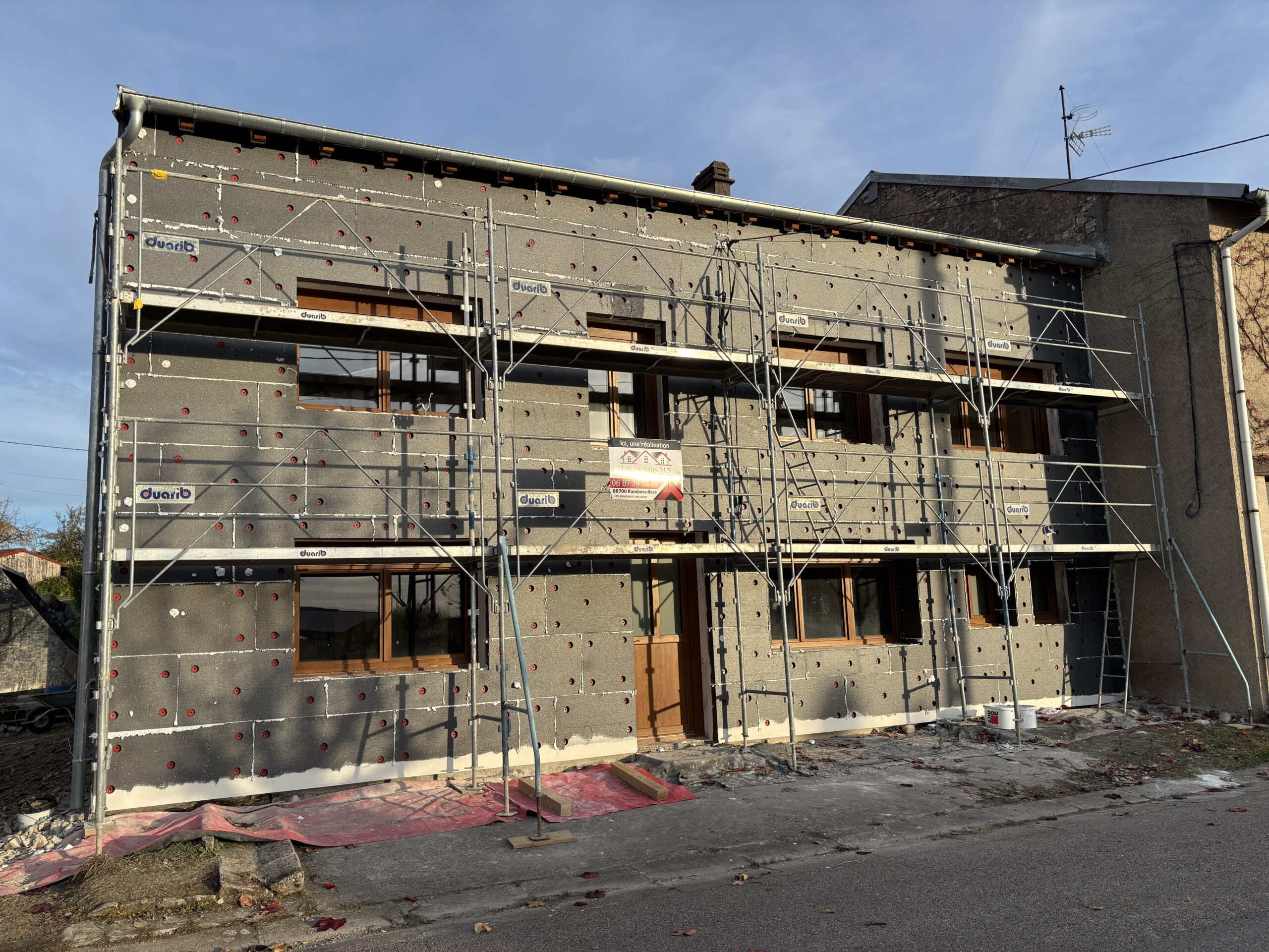 Isolation thermique extérieure à Clayeures (54) : pose PSE graphité, sous-enduit tramé et finition RPE pour une façade performante, esthétique et durable.