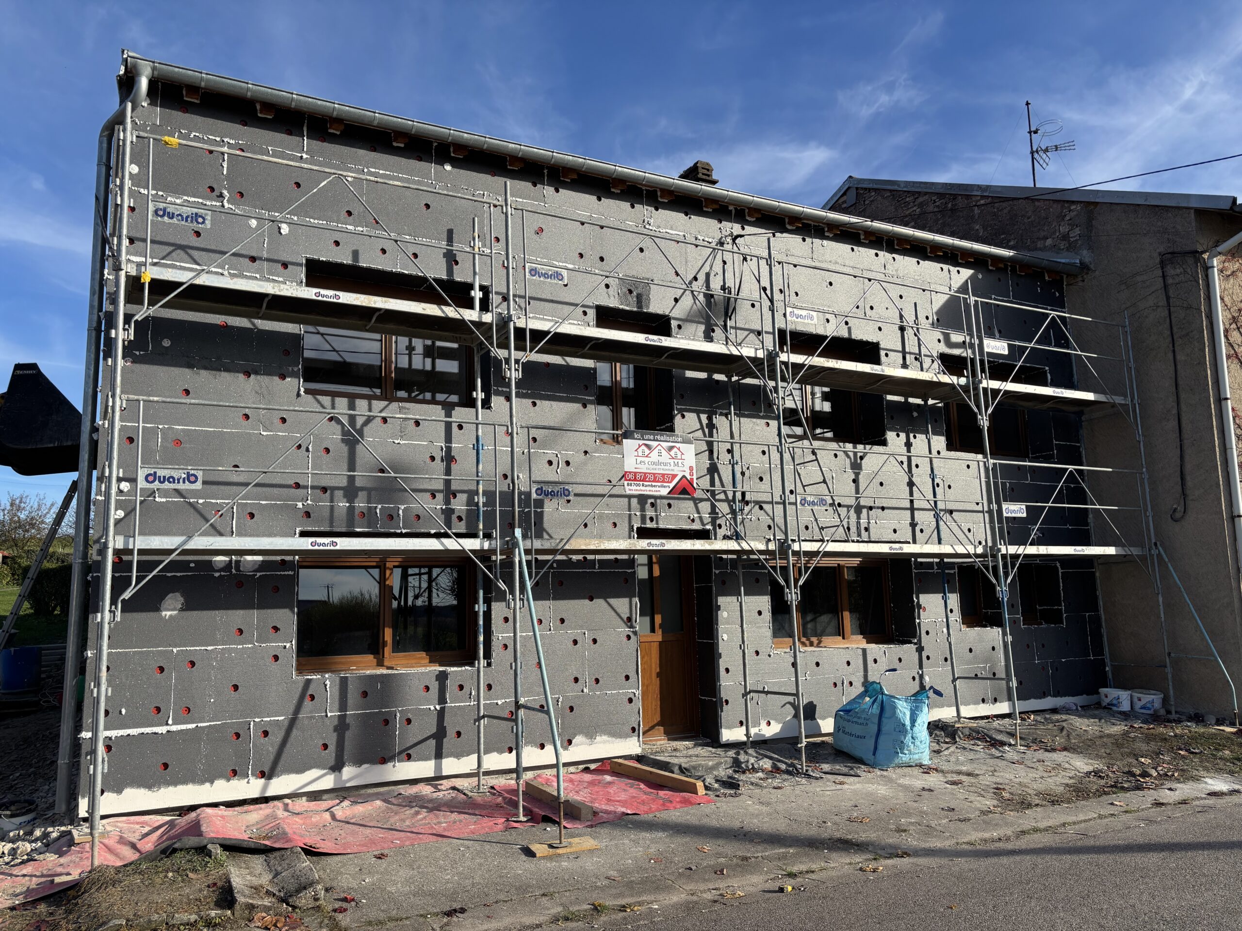 Isolation thermique extérieure à Clayeures (54) : pose PSE graphité, sous-enduit tramé et finition RPE pour une façade performante, esthétique et durable.