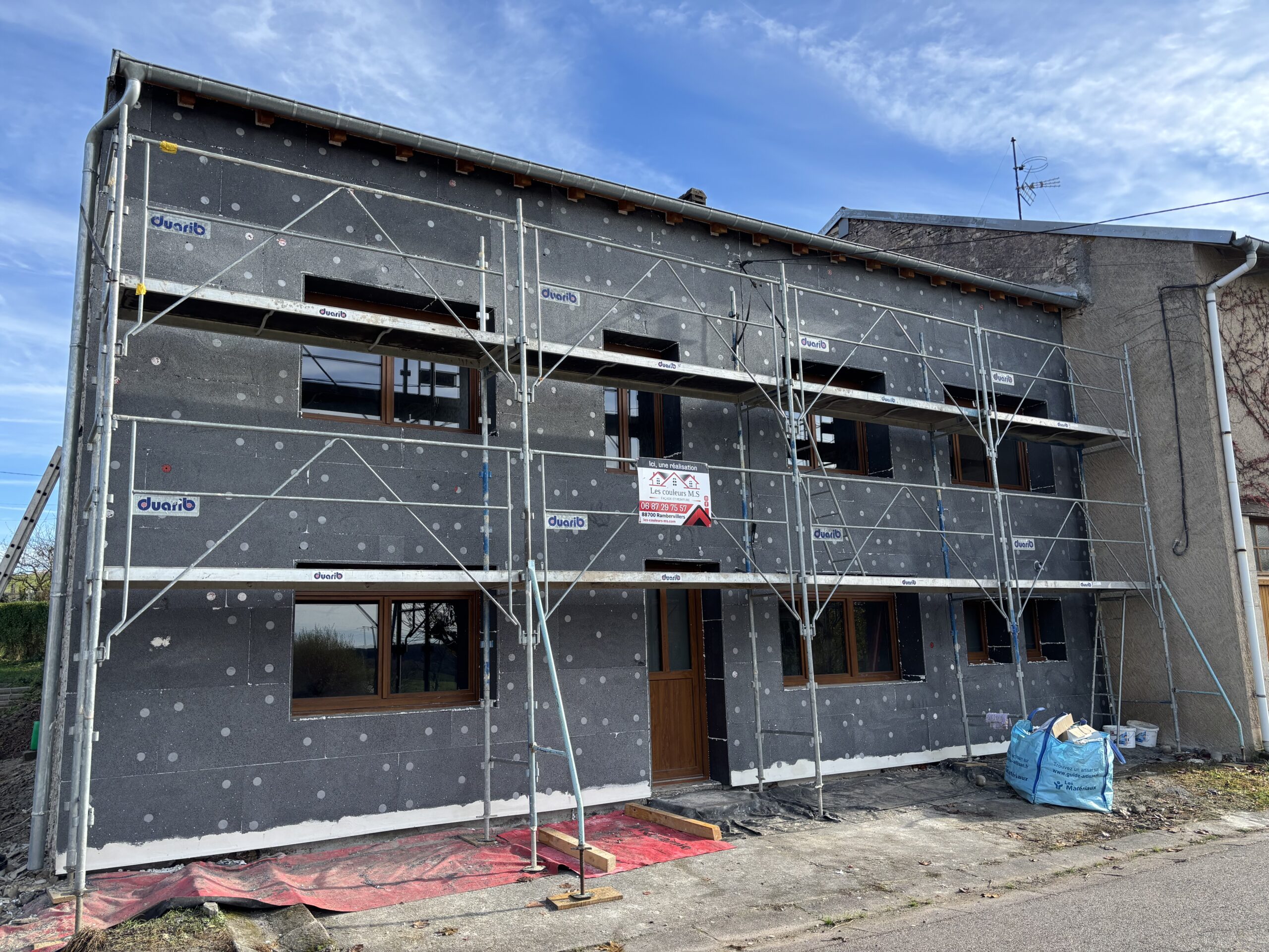 Isolation thermique extérieure à Clayeures (54) : pose PSE graphité, sous-enduit tramé et finition RPE pour une façade performante, esthétique et durable.