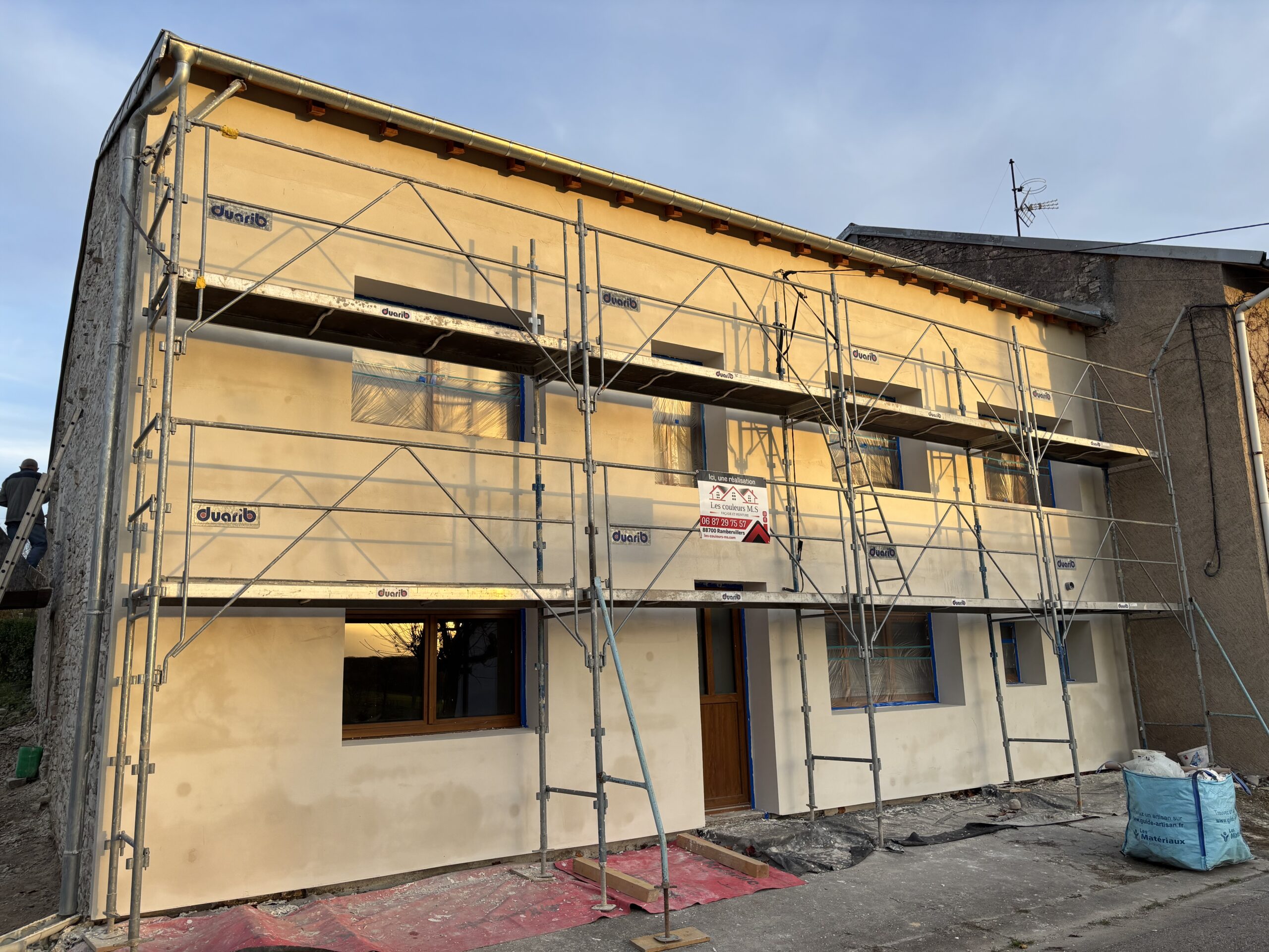 Isolation thermique extérieure à Clayeures (54) : pose PSE graphité, sous-enduit tramé et finition RPE pour une façade performante, esthétique et durable.