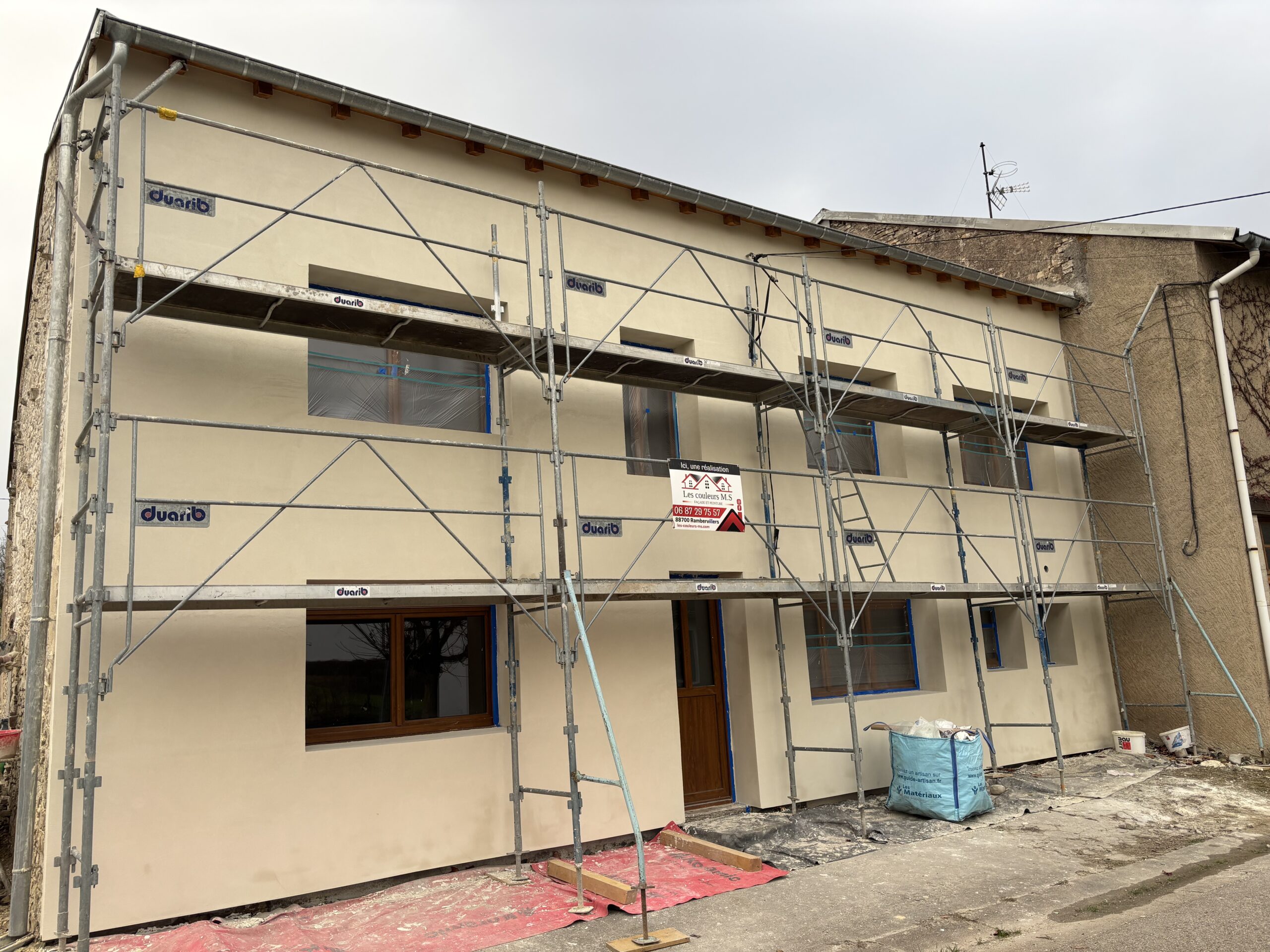 Isolation thermique extérieure à Clayeures (54) : pose PSE graphité, sous-enduit tramé et finition RPE pour une façade performante, esthétique et durable.