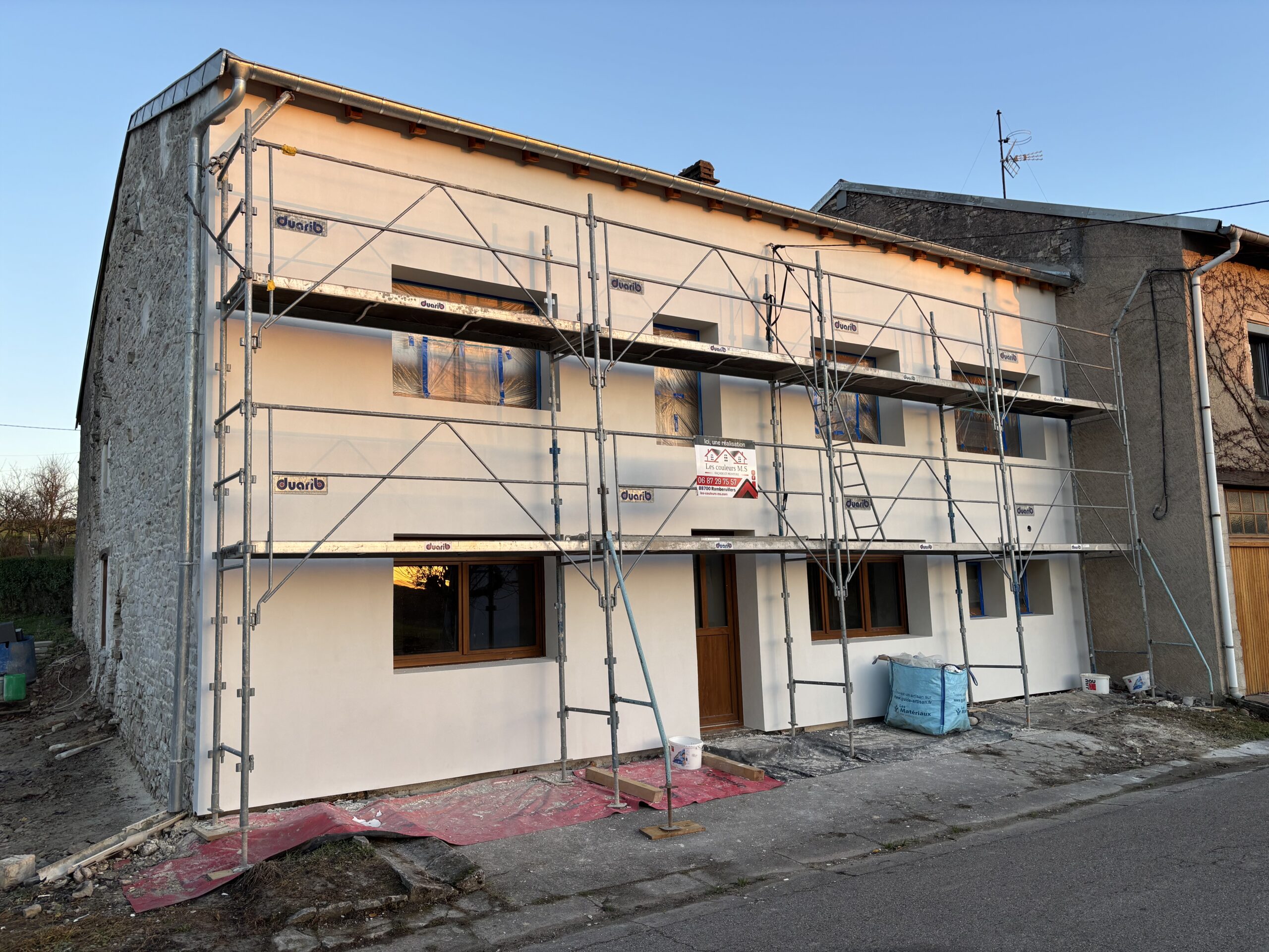 Isolation thermique extérieure à Clayeures (54) : pose PSE graphité, sous-enduit tramé et finition RPE pour une façade performante, esthétique et durable.