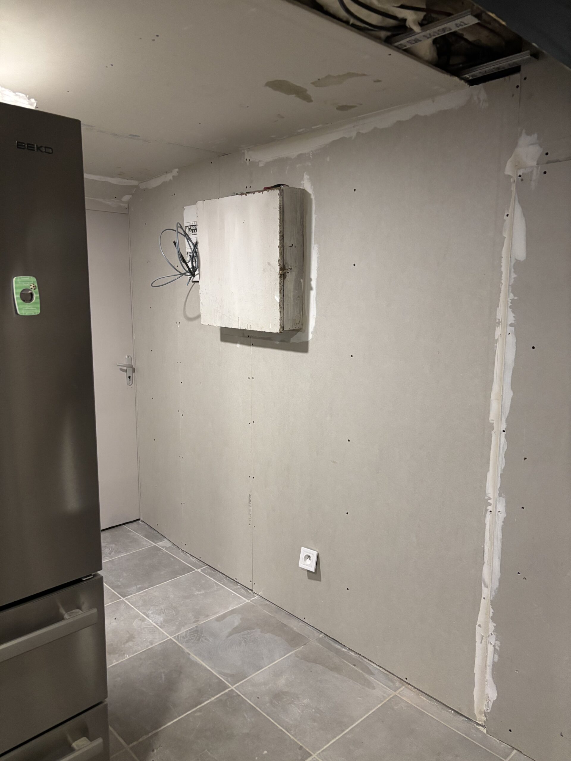 Reprise de chantier à Jeanménil (Vosges) : pose de plaques de plâtre, bandes à joints, peinture velours et finitions soignées pour un intérieur propre et harmonieux.