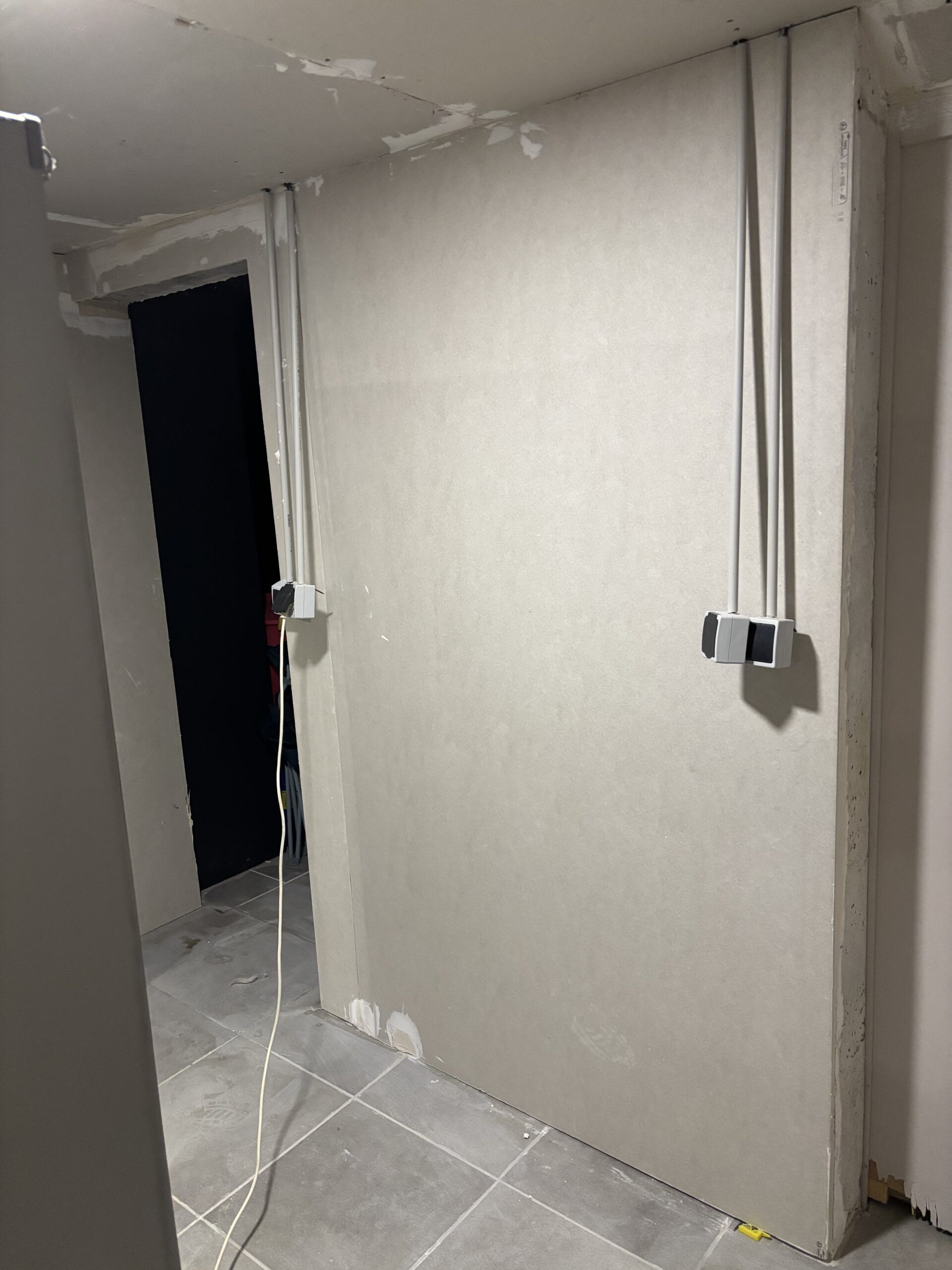 Reprise de chantier à Jeanménil (Vosges) : pose de plaques de plâtre, bandes à joints, peinture velours et finitions soignées pour un intérieur propre et harmonieux.