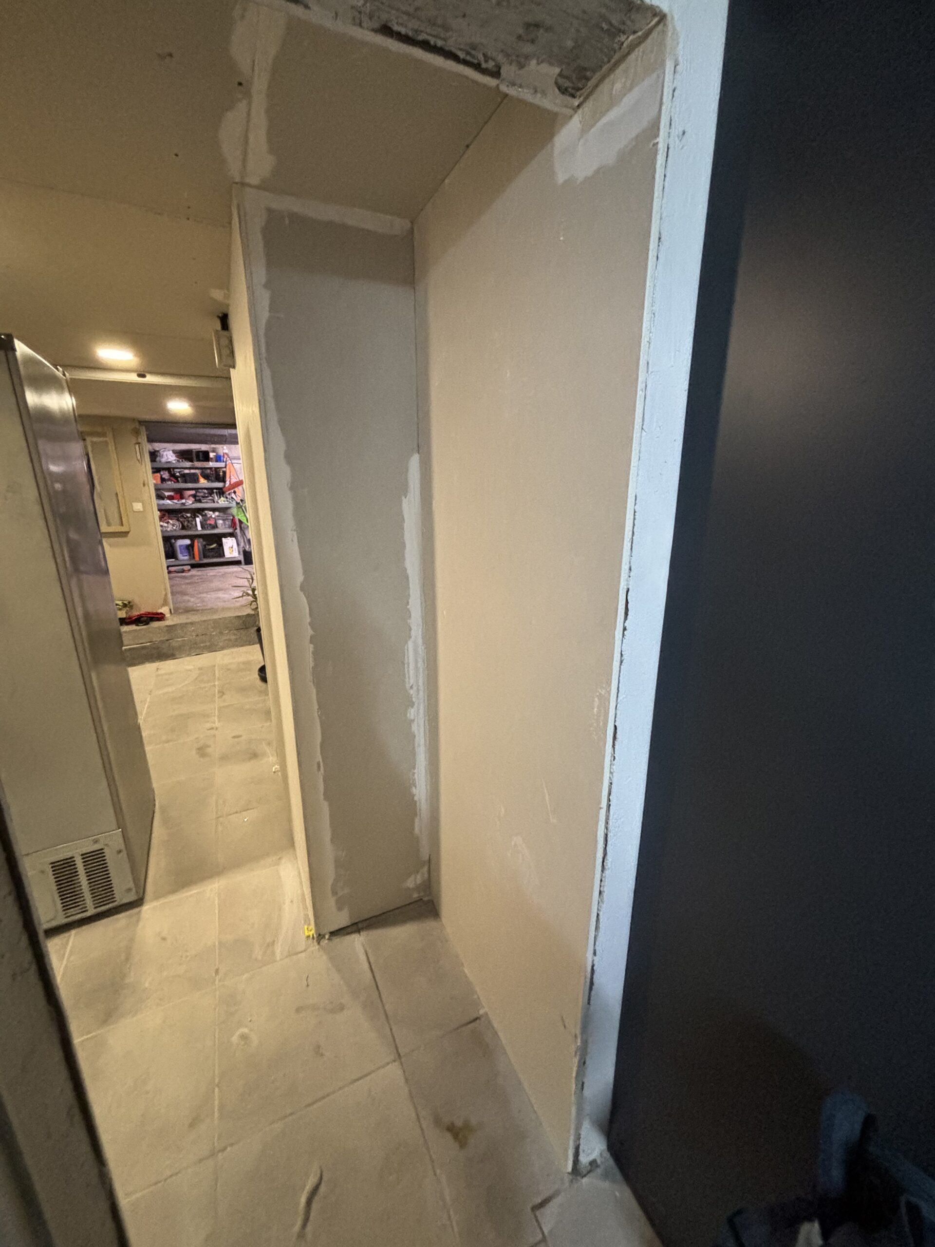 Reprise de chantier à Jeanménil (Vosges) : pose de plaques de plâtre, bandes à joints, peinture velours et finitions soignées pour un intérieur propre et harmonieux.