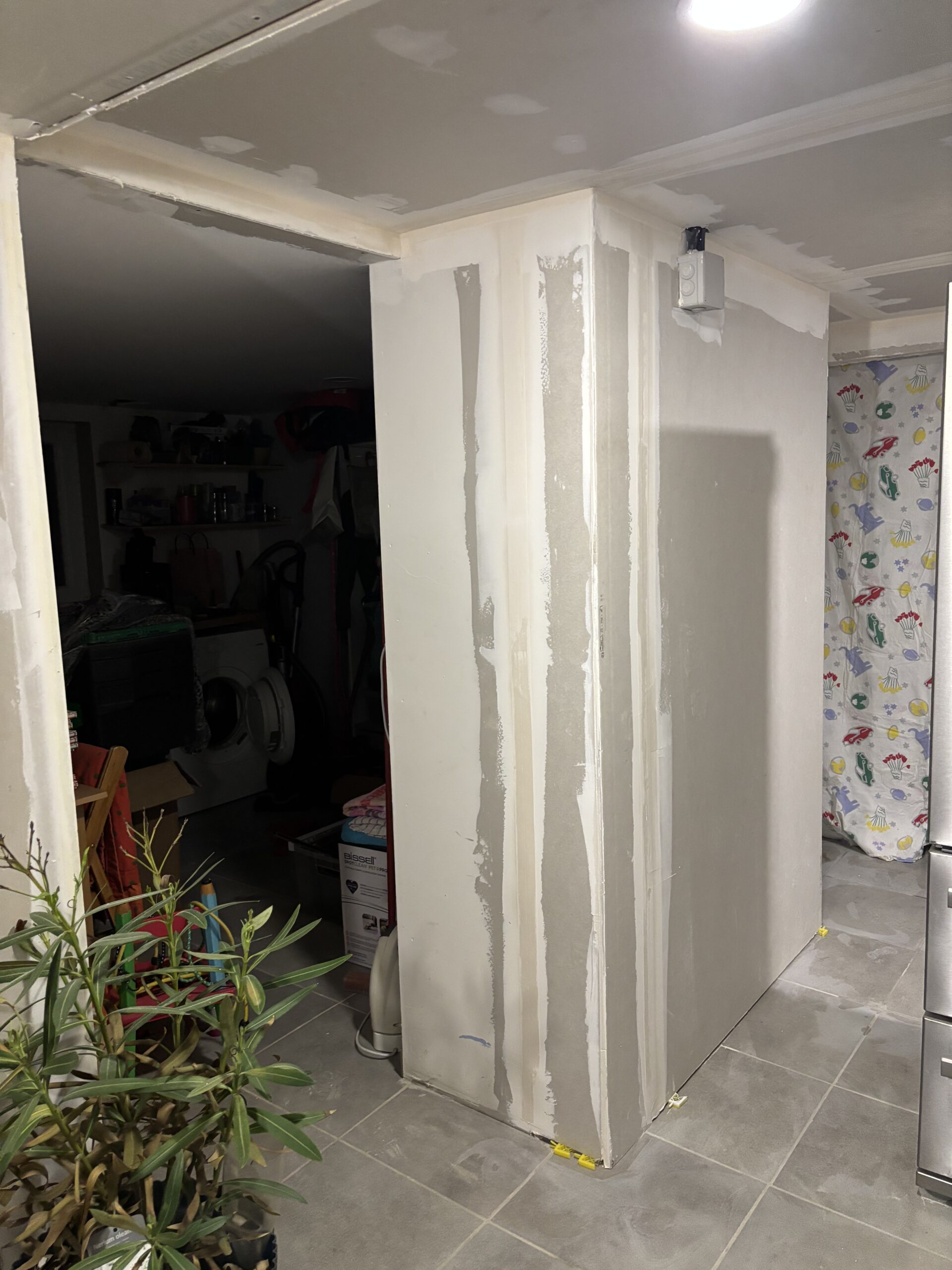 Reprise de chantier à Jeanménil (Vosges) : pose de plaques de plâtre, bandes à joints, peinture velours et finitions soignées pour un intérieur propre et harmonieux.