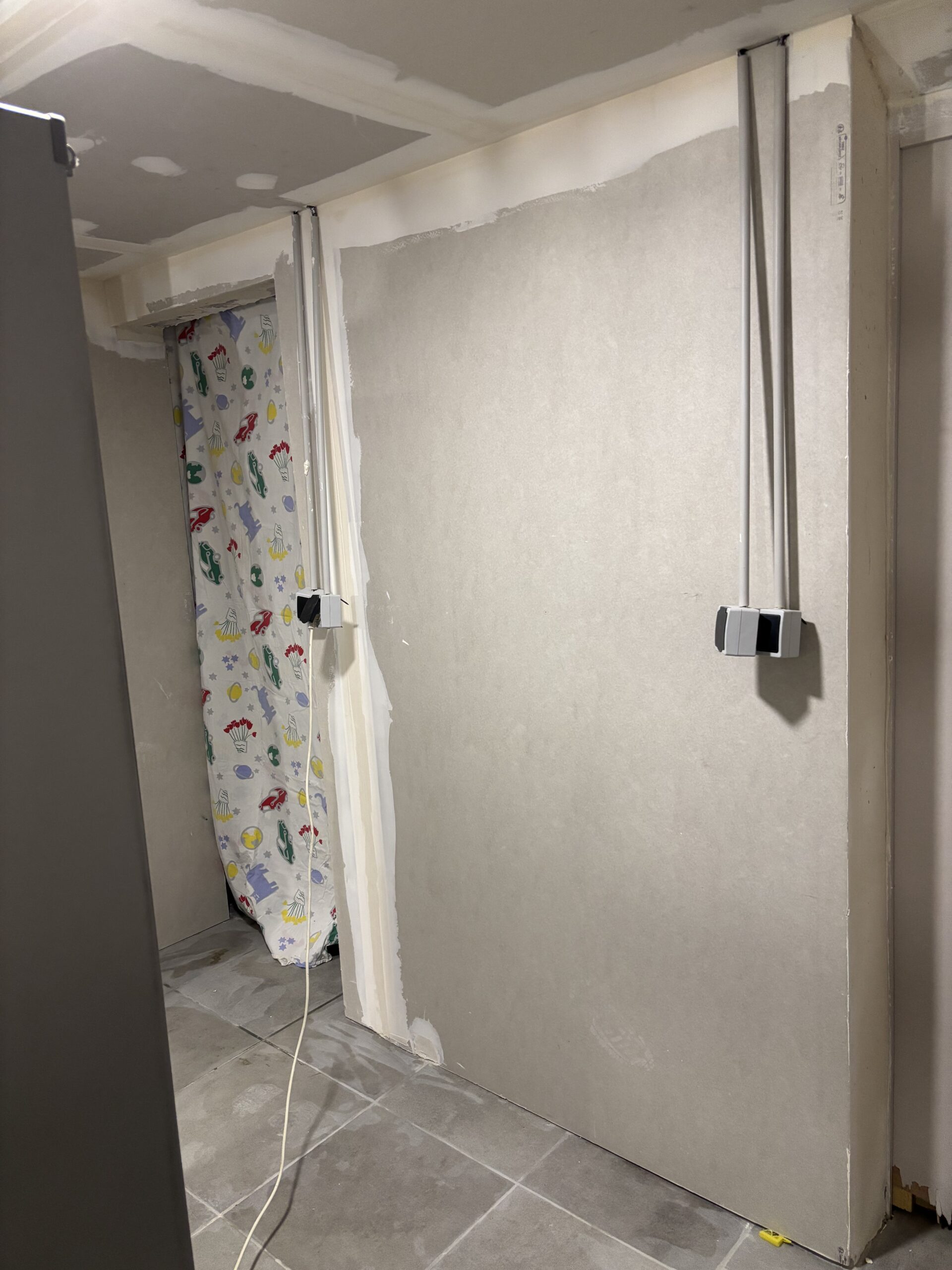 Reprise de chantier à Jeanménil (Vosges) : pose de plaques de plâtre, bandes à joints, peinture velours et finitions soignées pour un intérieur propre et harmonieux.