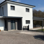 Façade d'une maison neuve en brique à Aydoilles avec enduit RPE bicolore réalisé par une entreprise spécialisée en enduits et finitions de façade dans les Vosges.