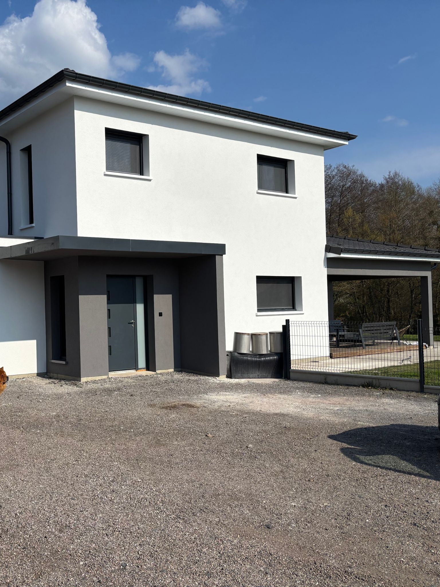 Façade d'une maison neuve en brique à Aydoilles avec enduit RPE bicolore réalisé par une entreprise spécialisée en enduits et finitions de façade dans les Vosges.