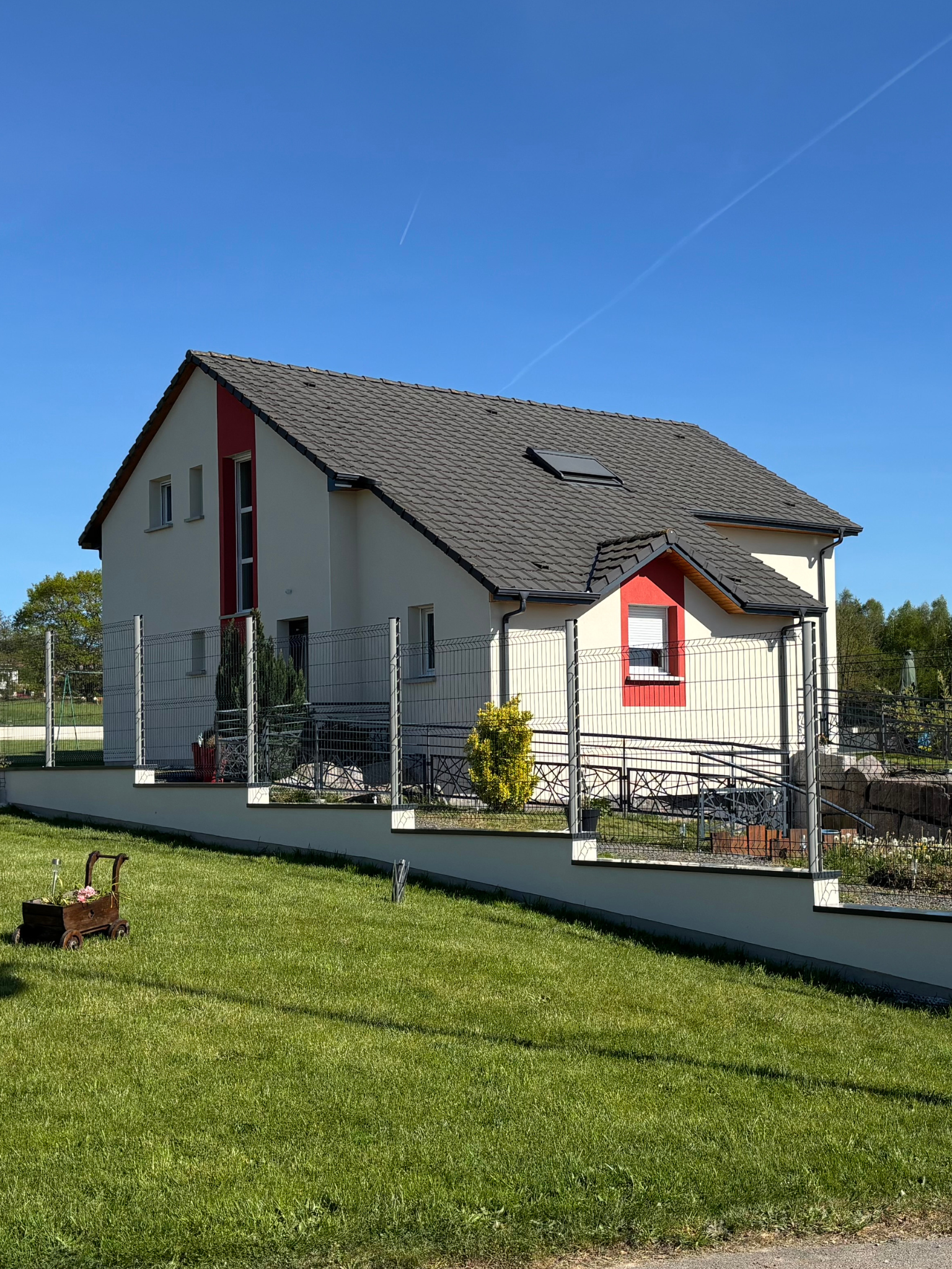 Ravalement de façade à la chaux avec finition grattée à Jeanménil 88700, protection chantier et enduit traditionnel