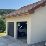 Réalisation d’un crépi extérieur sur un garage neuf, apportant élégance, luminosité et une parfaite harmonie avec l’architecture de la maison.