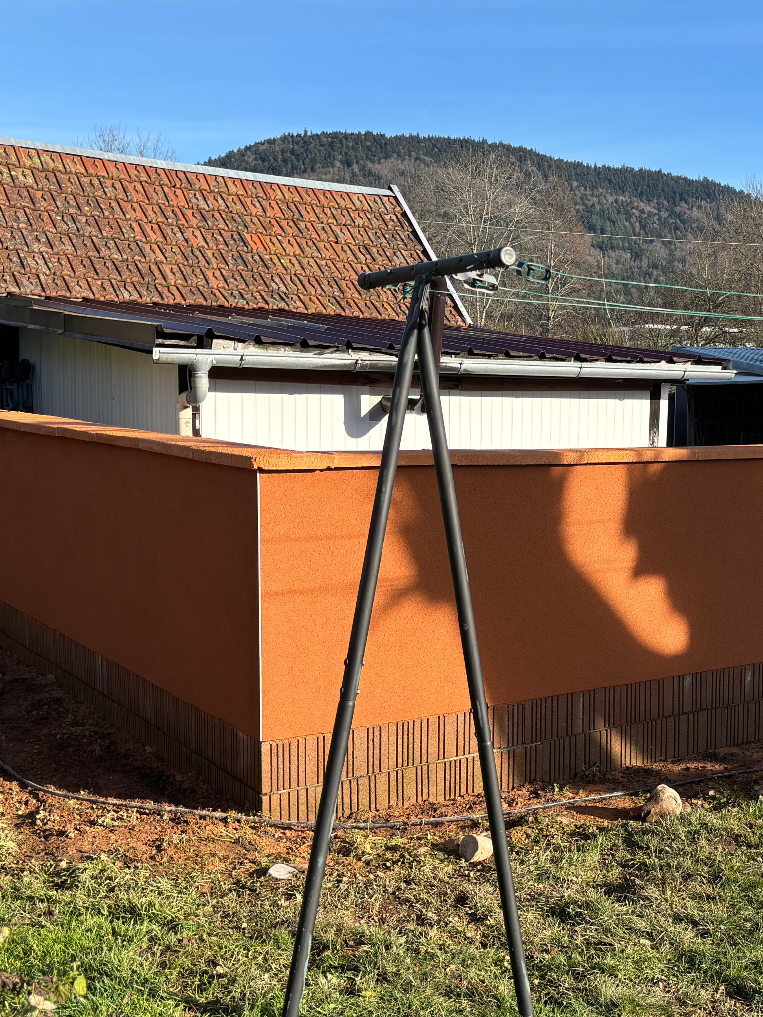 Enduit de façade monocouche sur murette avec finition grattée : réalisation et techniques professionnelles