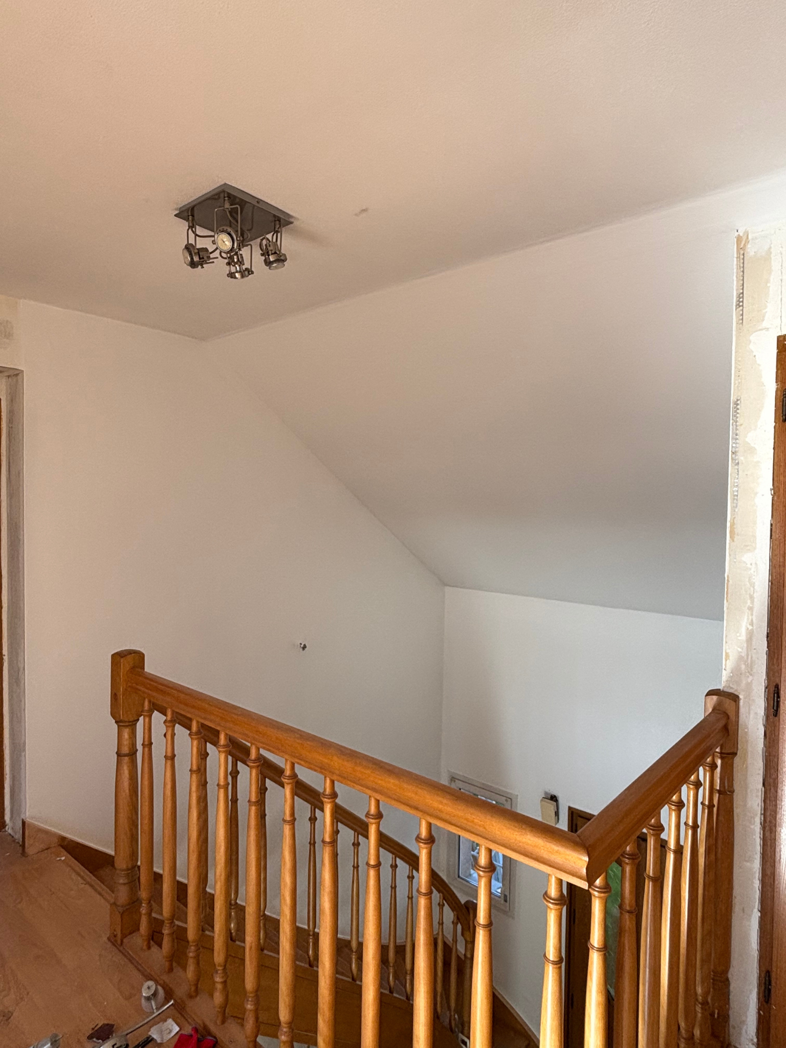 Travaux de peinture des murs et plafonds d’une cage d’escalier lors d’un chantier de rénovation intérieure à Rambervillers dans les Vosges (88).