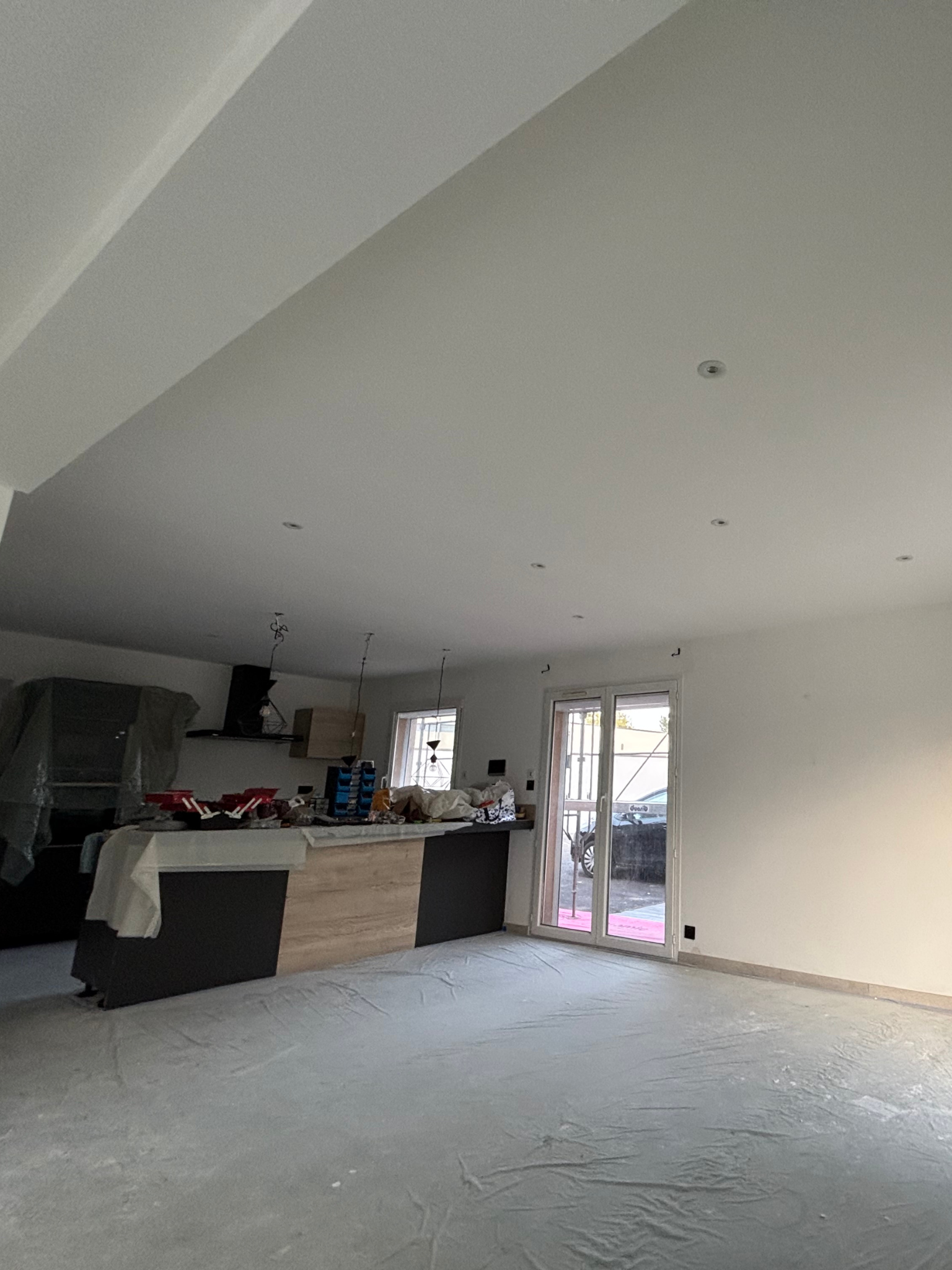 Rénovation de plafond avec reprise des bandes à joint, ratissage, ponçage, sous-couche et deux couches de peinture blanche mate.