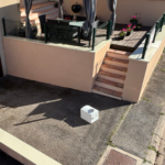 Rénovation d’une murette à Romont avec décrépissage, nettoyage haute pression, enduit gratté, couvertine RAL 1015 et finition talochée des escaliers.
