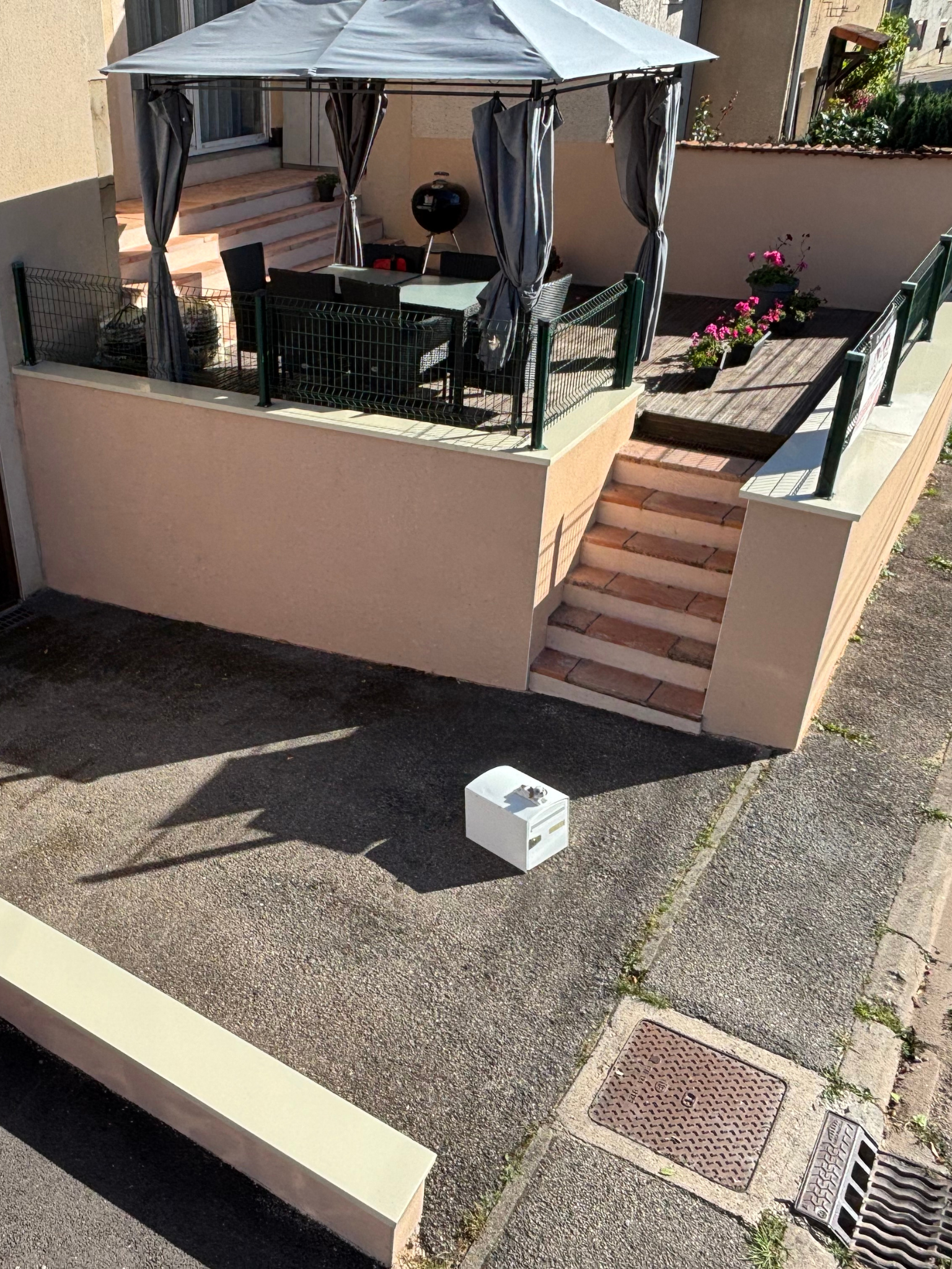 Rénovation d’une murette à Romont avec décrépissage, nettoyage haute pression, enduit gratté, couvertine RAL 1015 et finition talochée des escaliers.
