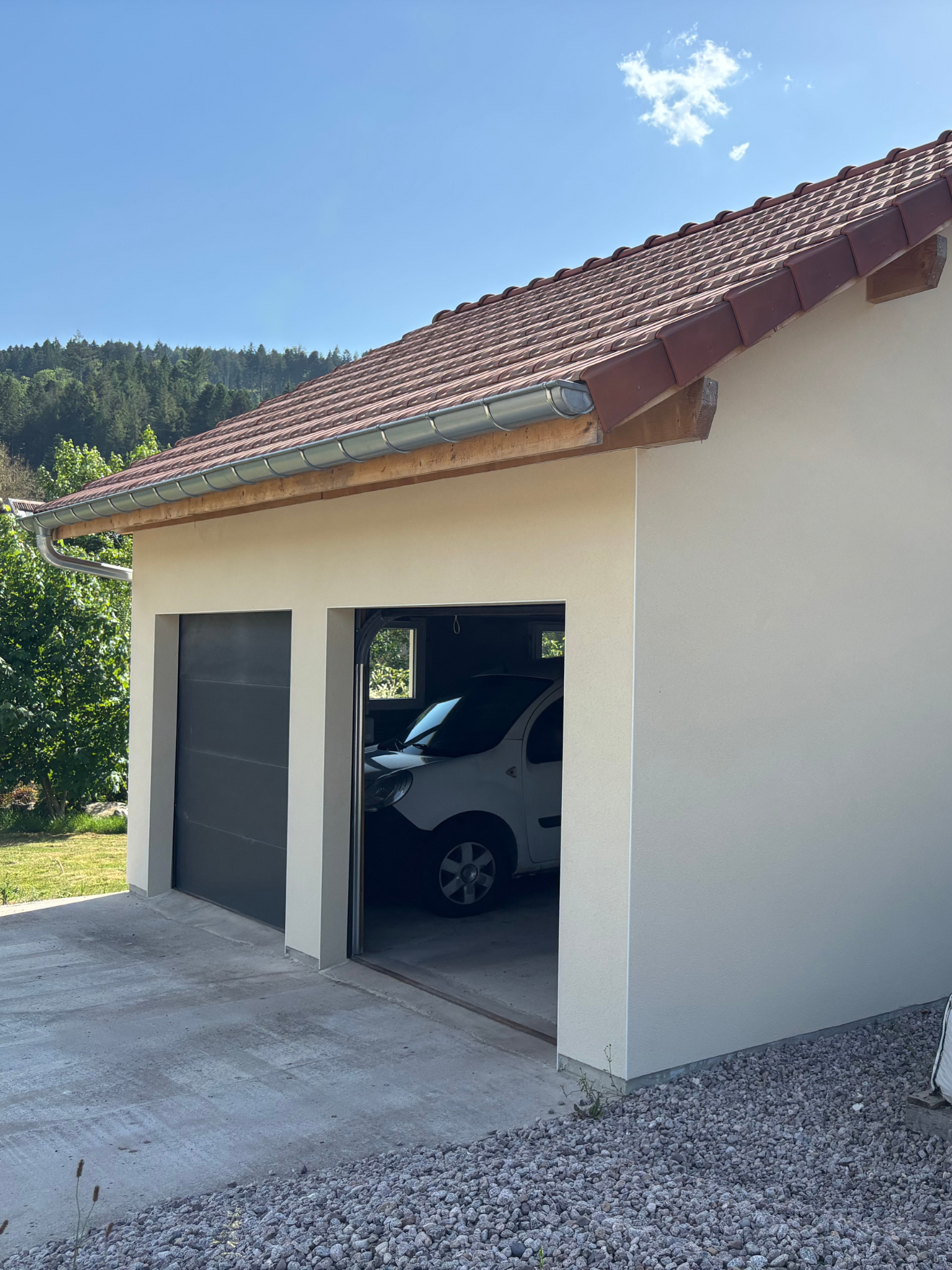 Réalisation d’un crépi extérieur sur un garage neuf, apportant élégance, luminosité et une parfaite harmonie avec l’architecture de la maison.