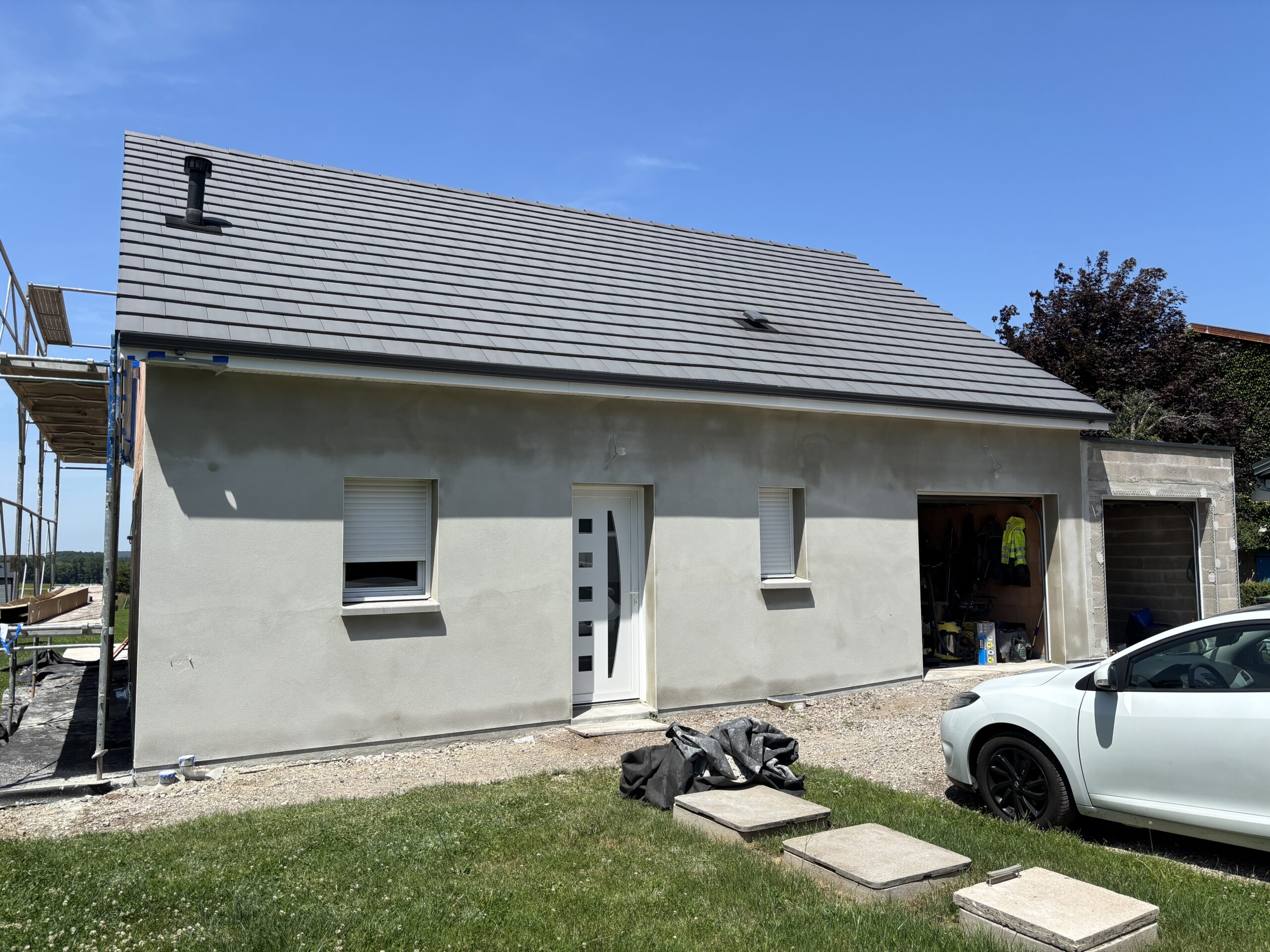 Sous-enduit ciment chaux taloché réalisé sur façade à Fontenay (88) prêt à recevoir un enduit de finition RPE grésé pour une protection durable et un rendu esthétique