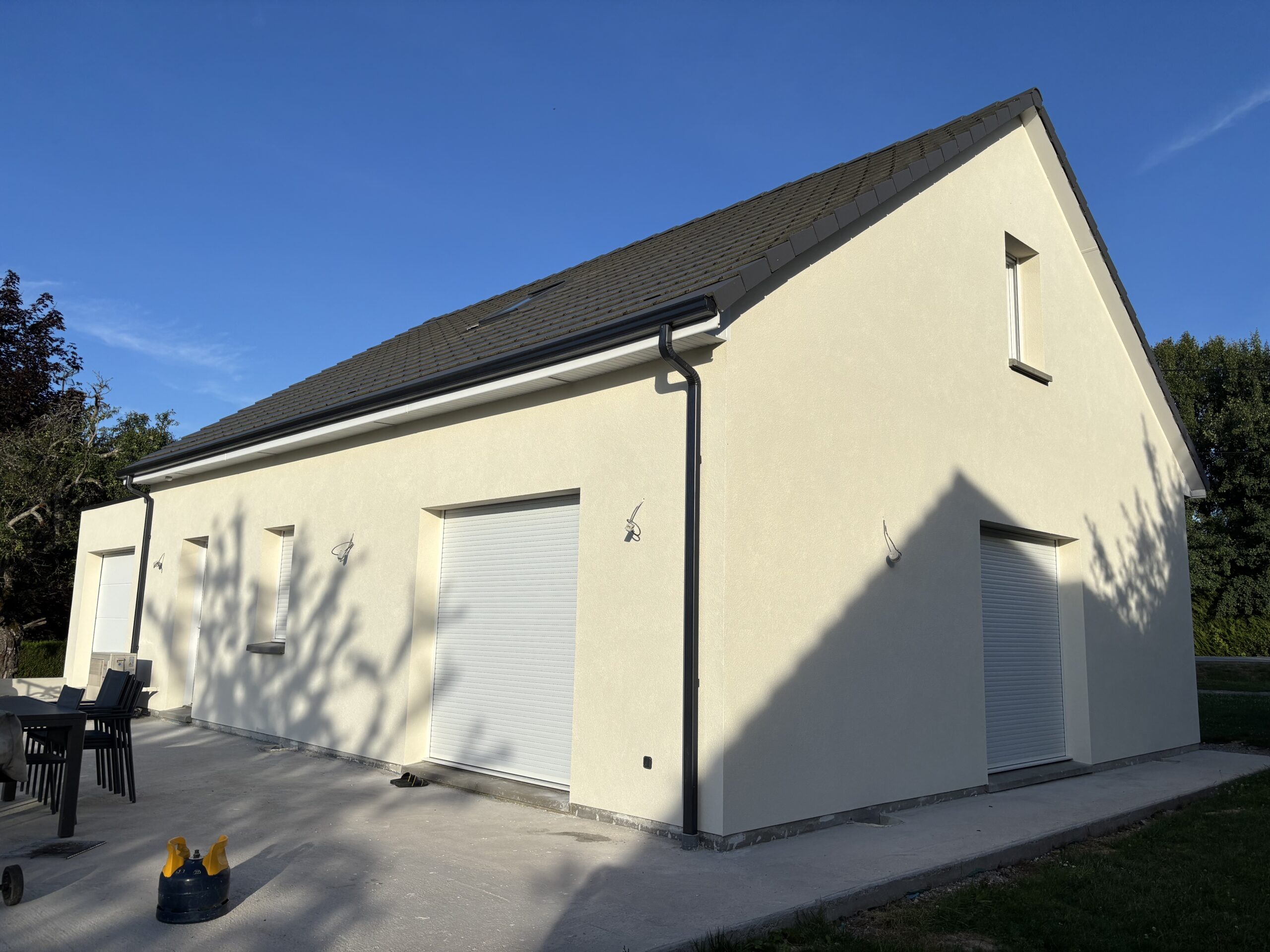 Sous-enduit taloché et finition RPE talochée sur façade à Fontenay par Les Couleurs MS