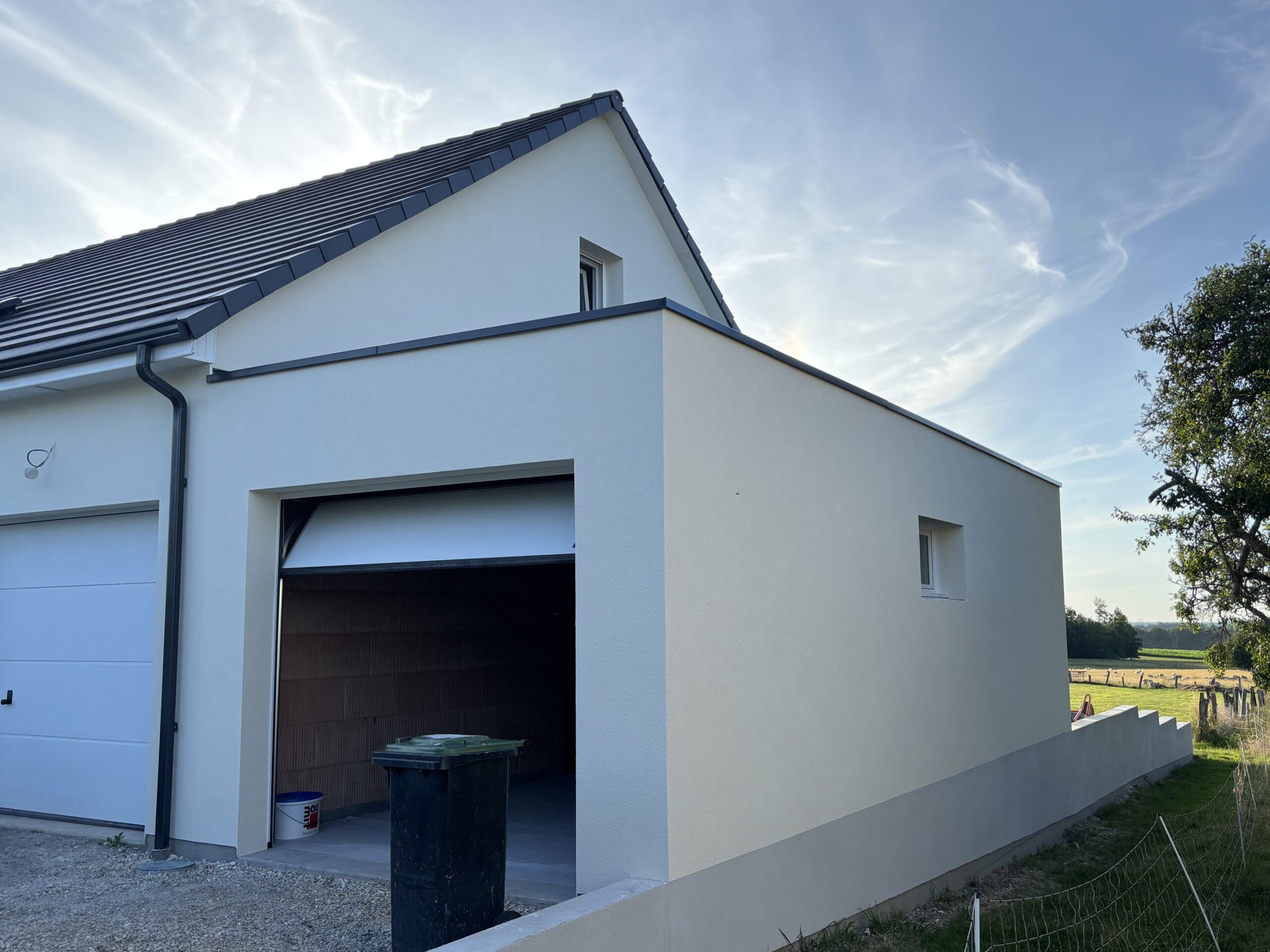 Sous-enduit taloché et finition RPE talochée sur façade à Fontenay par Les Couleurs MS