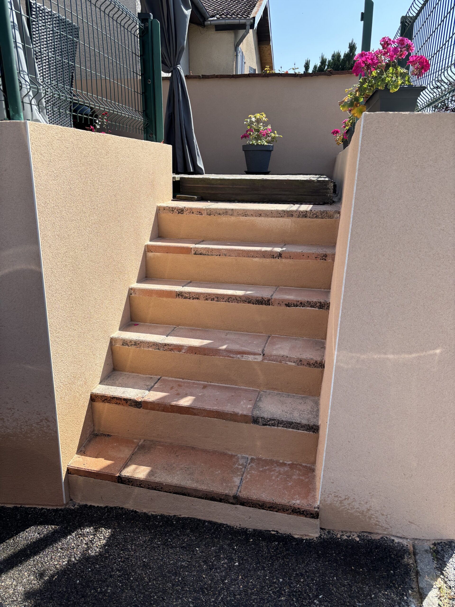 Escaliers en finition talochée décorative réalisés par Les Couleurs M.S., avec surface enduite structurée et homogène.