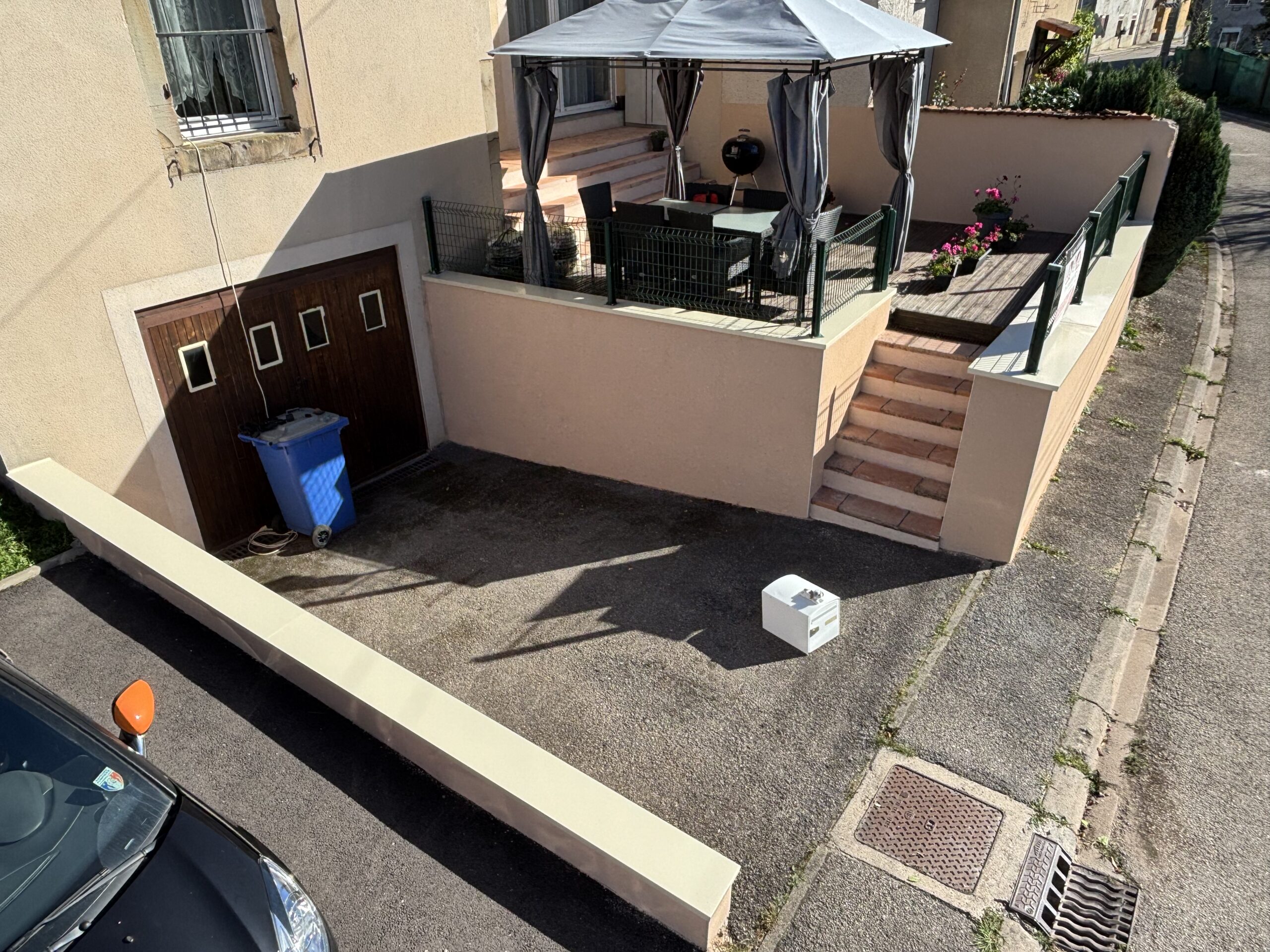 Rénovation murette Romont enduit gratté couvertine RAL 1015