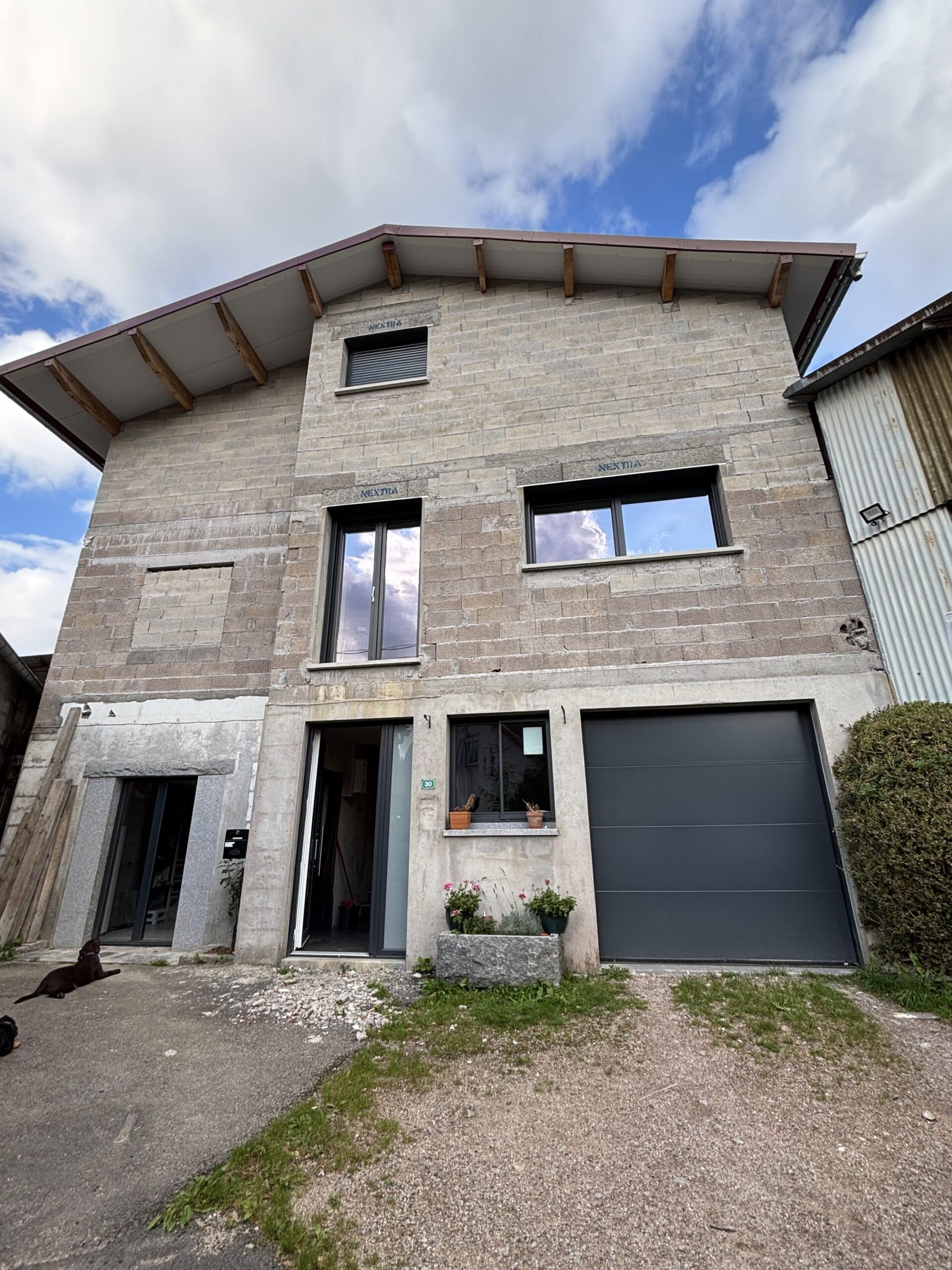 Façade de maison neuve avant enduit à la chaux finition grattée – Les Couleurs MS.