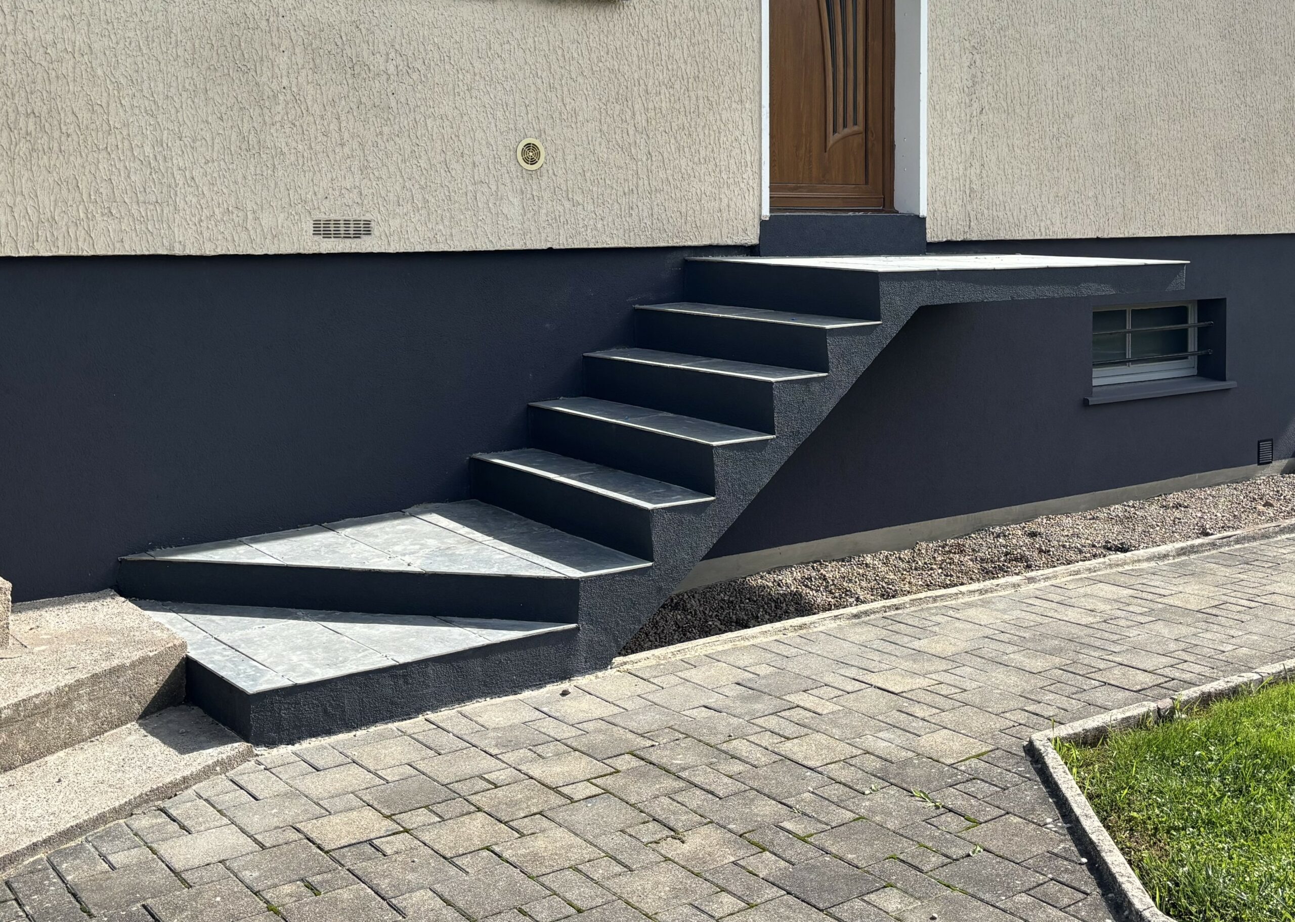 Rénovation d’escalier avec sous-enduit armé et finition RPE talochée gris anthracite 70016 par Les Couleurs MS