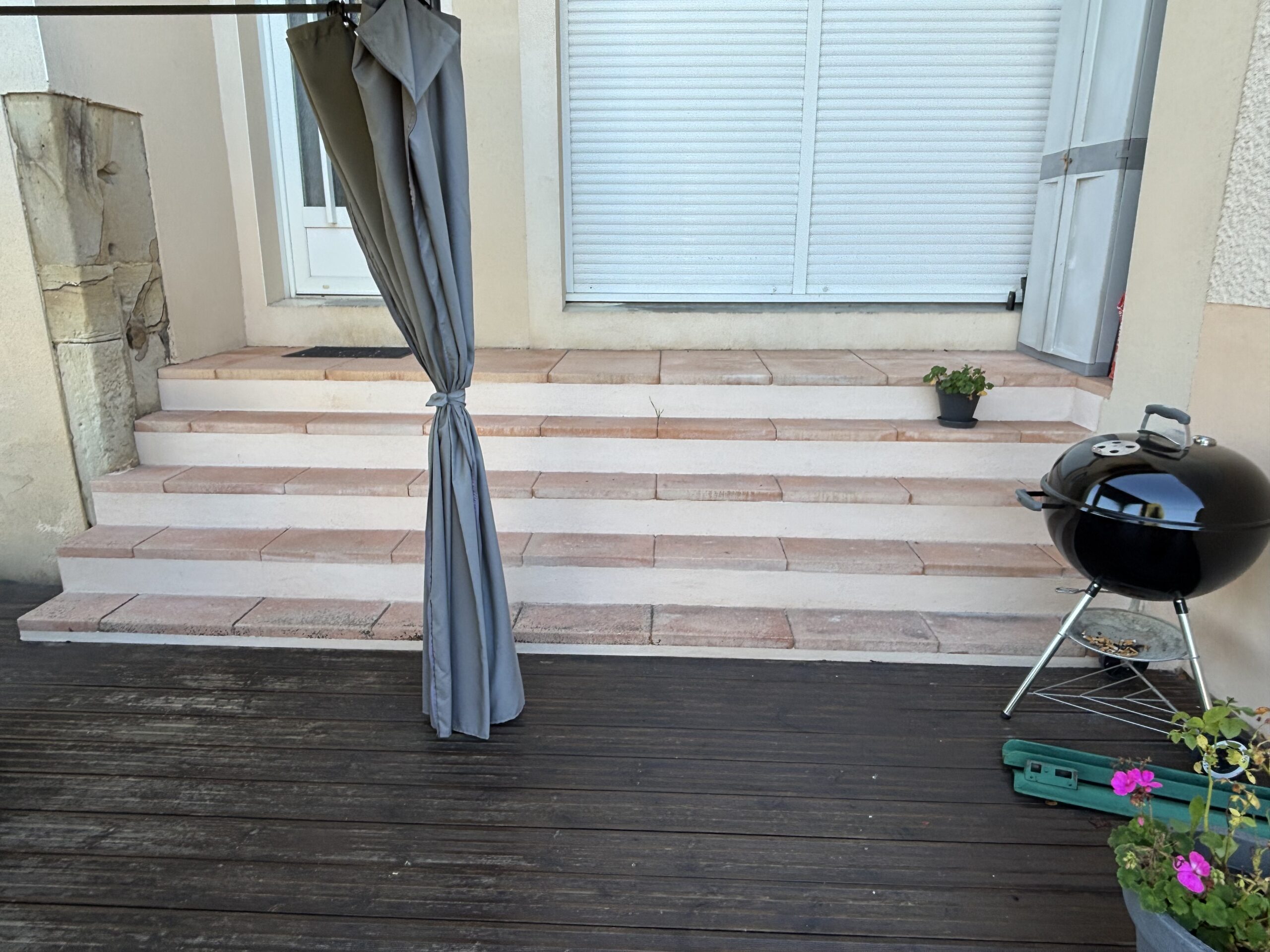 Photo d’escaliers en cours ou en finition talochée, réalisés par l’entreprise Les Couleurs M.S., montrant une surface enduite lissée et structurée pour une finition propre et durable.