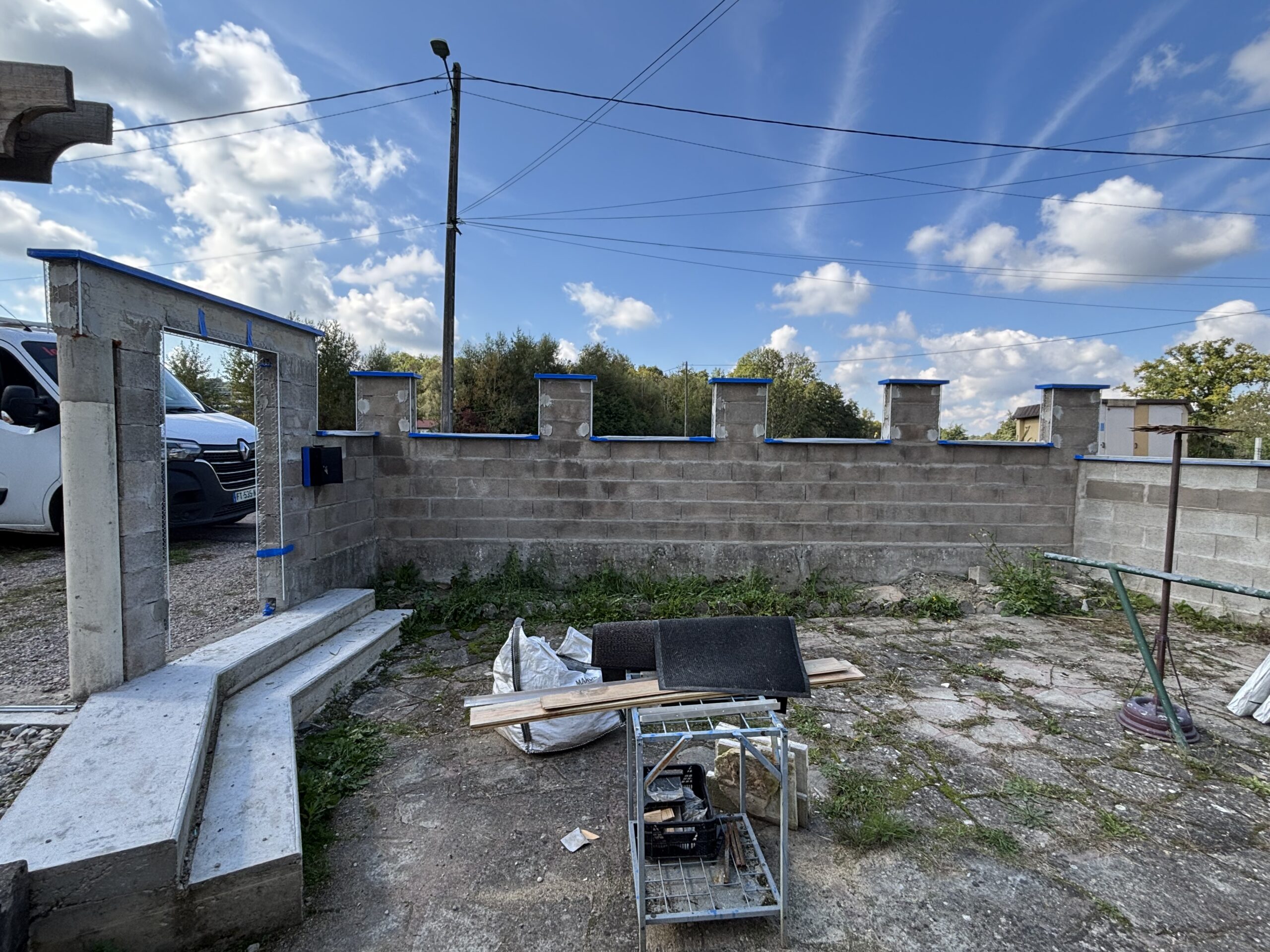Calfeutrement des couvertines et pose de baguettes d'angle sur murette à Vincey avant application d'un enduit de façade.