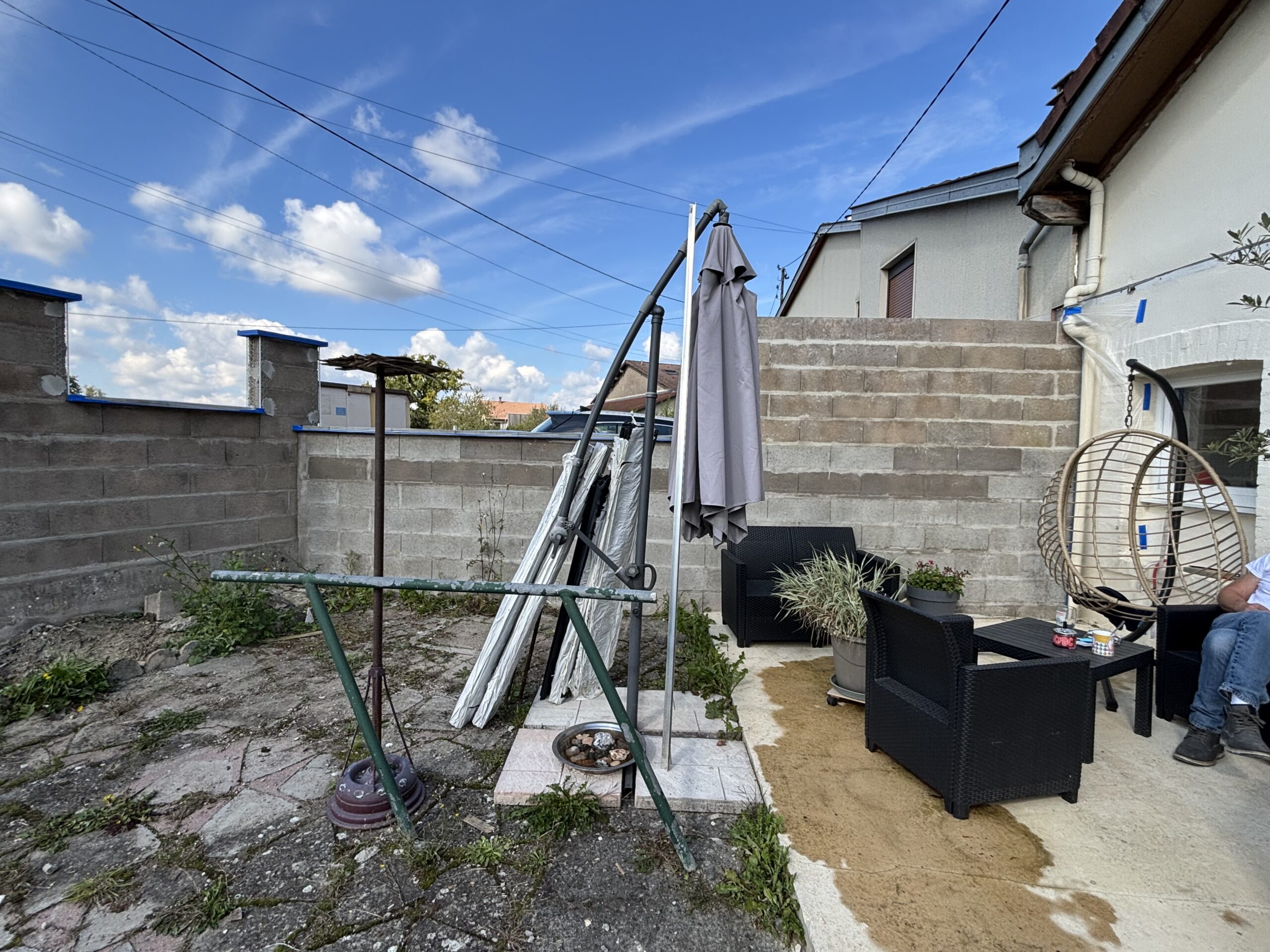 Pose de baguettes d'angle et calfeutrement des couvertines sur murette lors d'un chantier de ravalement à Vincey.