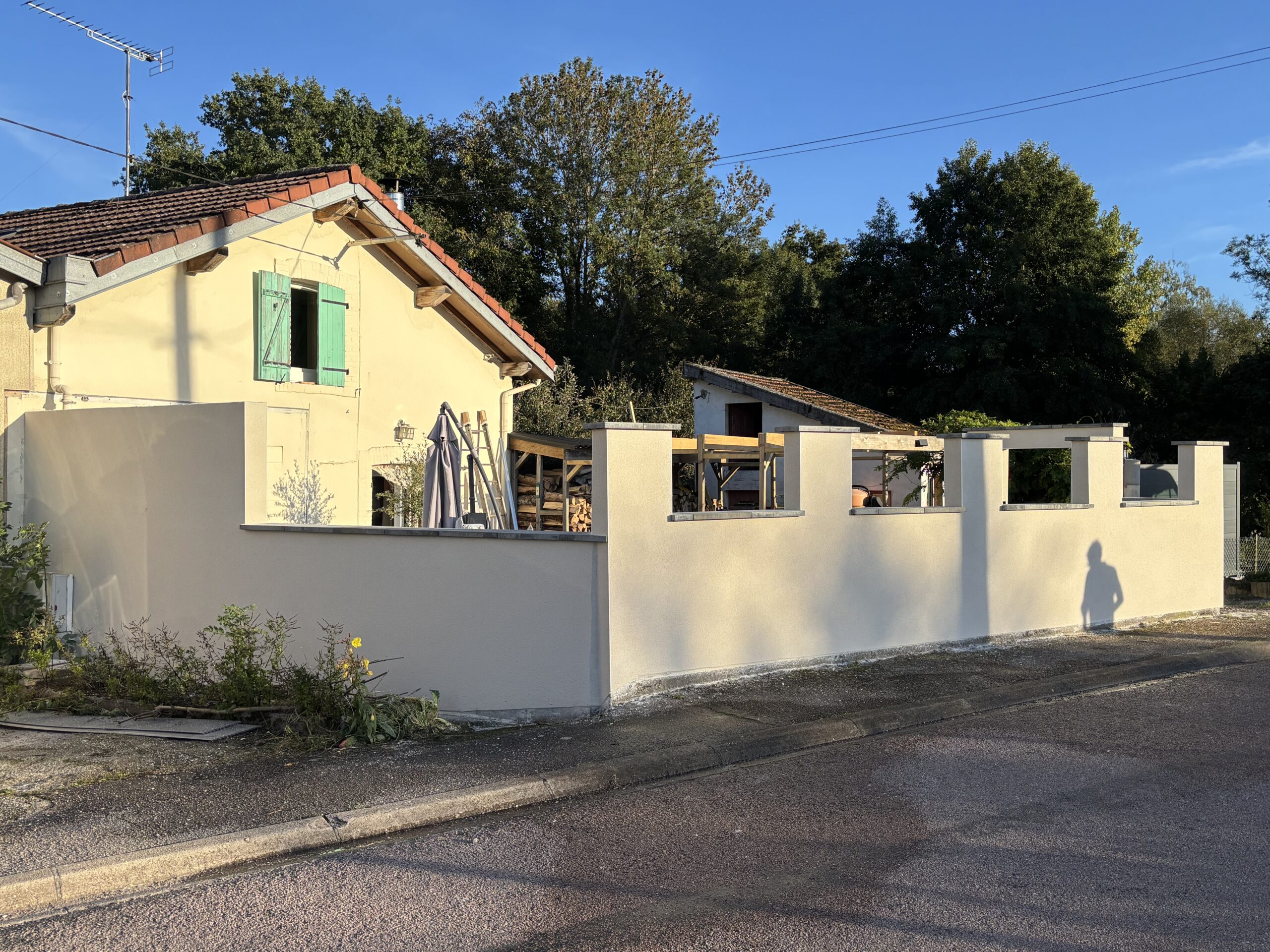 Ravalement de murette à Vincey (88) avec crépi monocouche gratté teinte Alger et revêtement RPE sur poteaux.