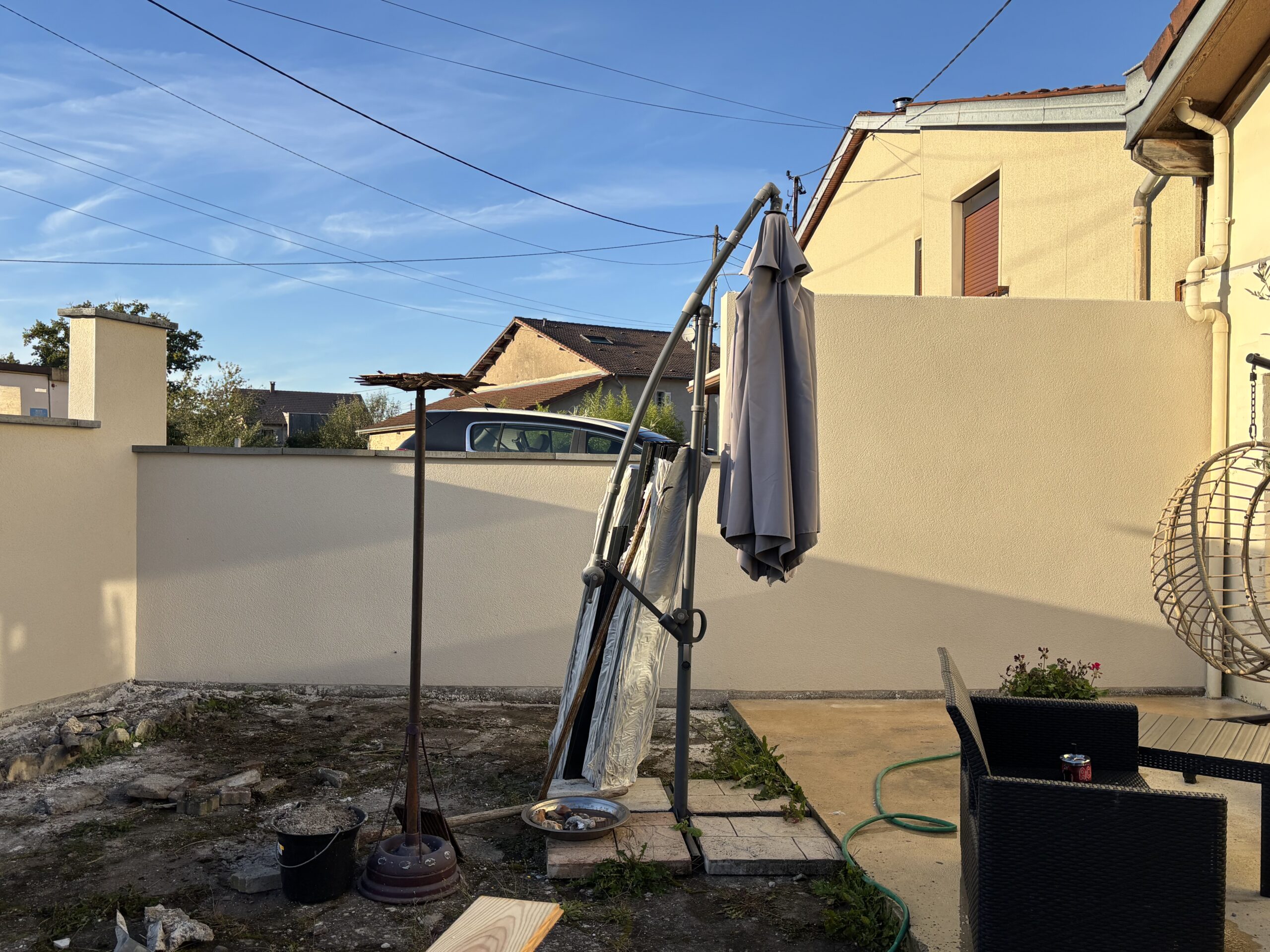 Crépi monocouche finition grattée sur murette à Vincey avec rénovation des poteaux de portail en enduit RPE.