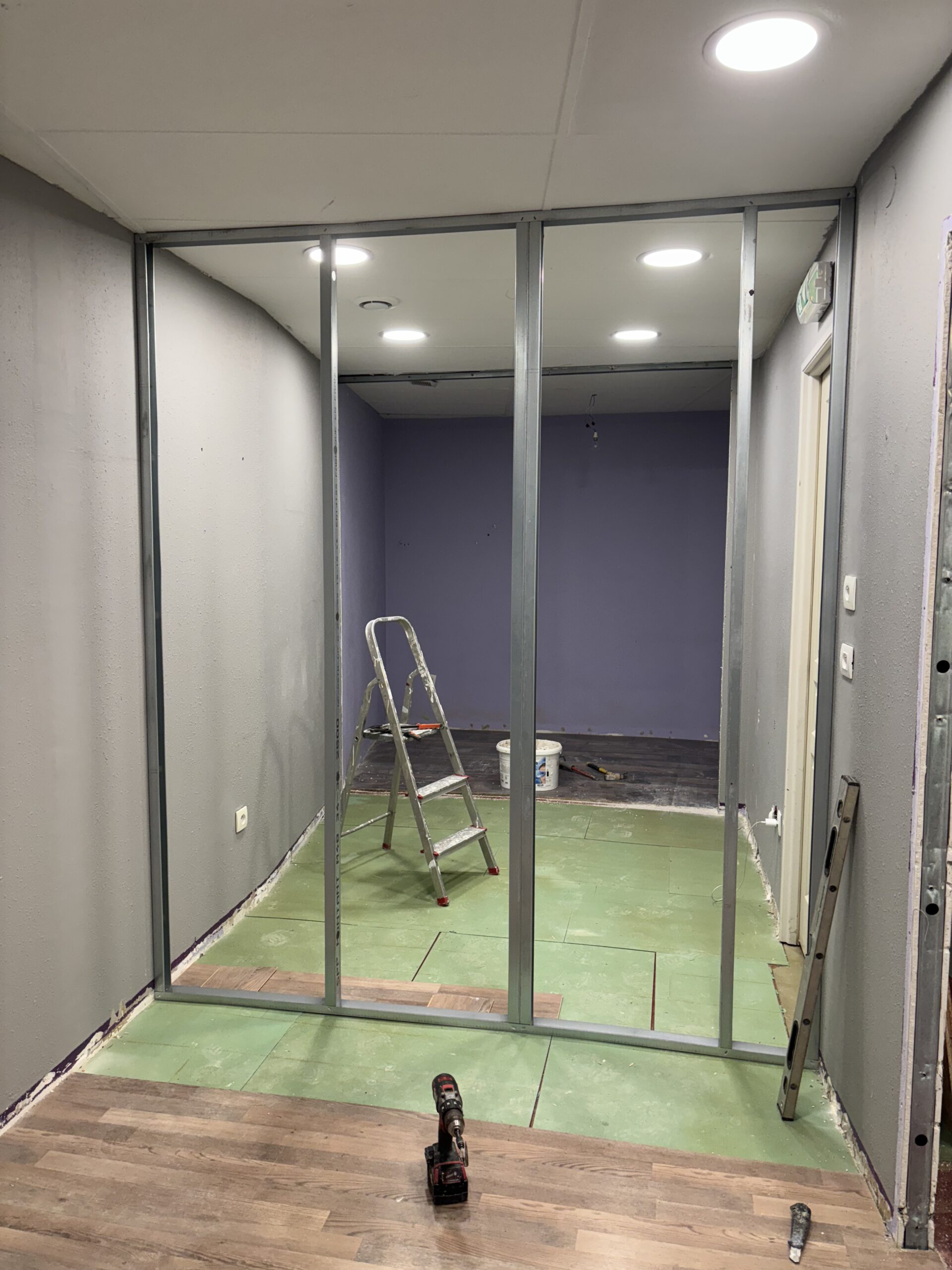 Installation d’une ossature métallique pour cloison en plaques de plâtre dans le cadre de travaux de rénovation intérieure.