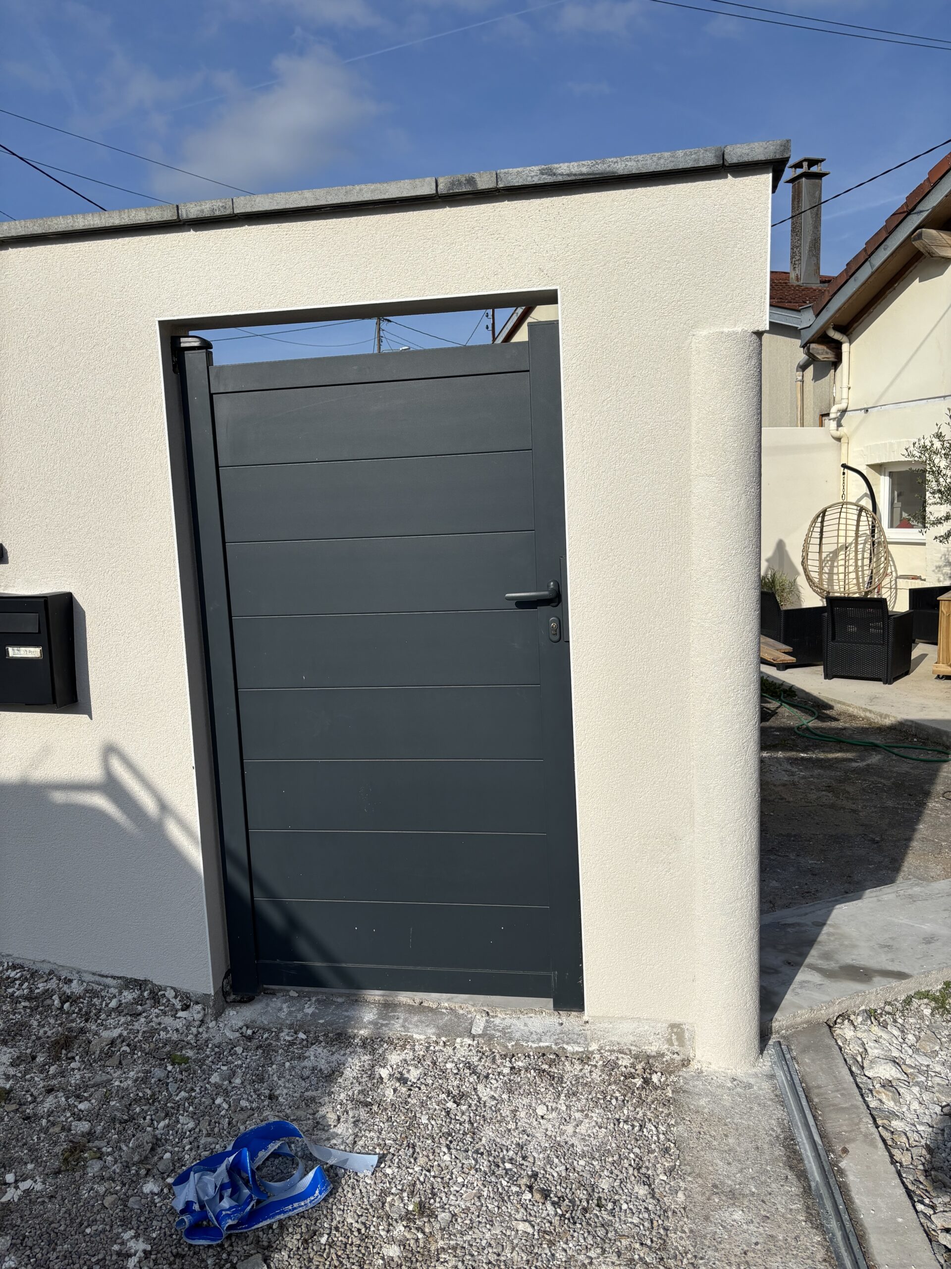 Enduit monocouche gratté sur murette et RPE finition grésée sur poteaux de portail à Vincey (88).