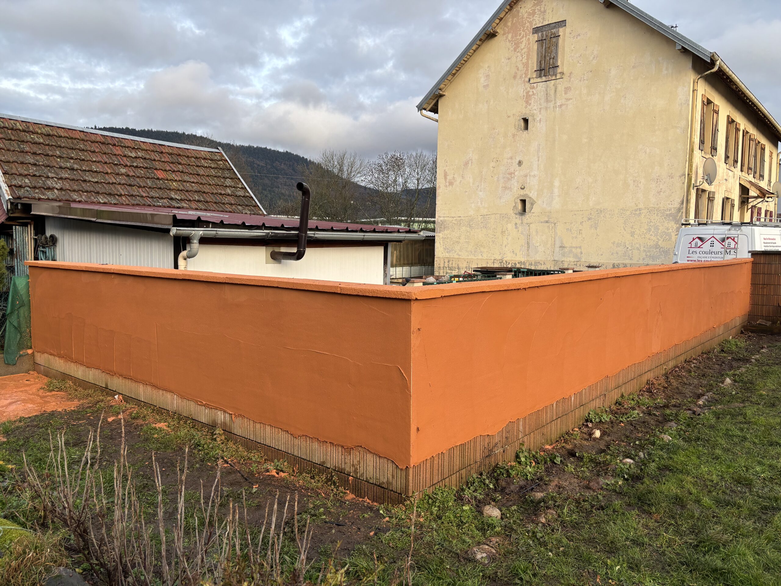 Réalisation d’un enduit de façade monocouche sur murette avec finition grattée, assurant une protection durable contre les intempéries, une excellente tenue dans le temps et un rendu esthétique soigné. Solution idéale pour les travaux de rénovation et de maçonnerie extérieure, adaptée aux supports neufs ou anciens.