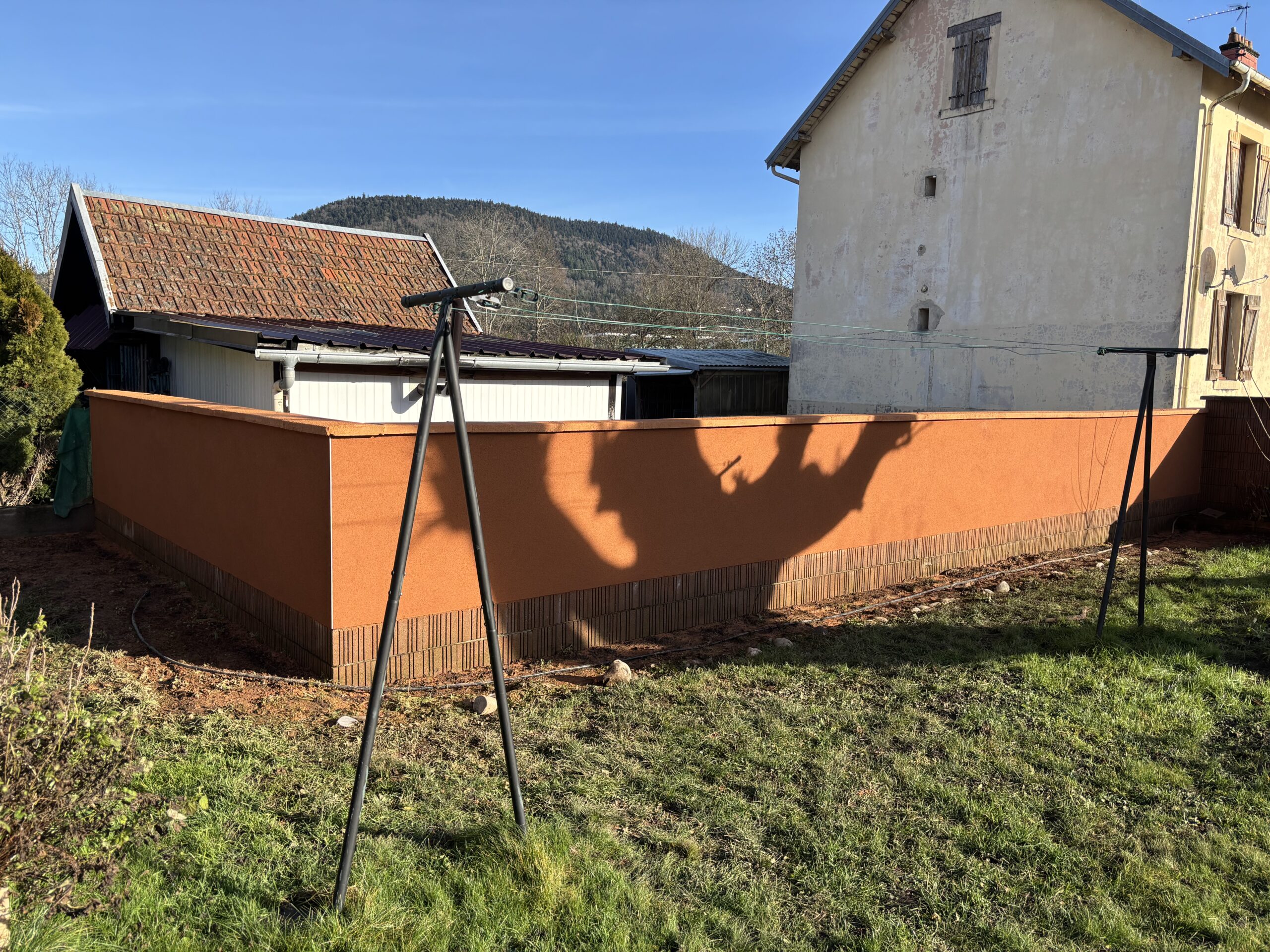 Crépis monocouche gratté sur murette réalisé par Les Couleurs MS à Remiremont