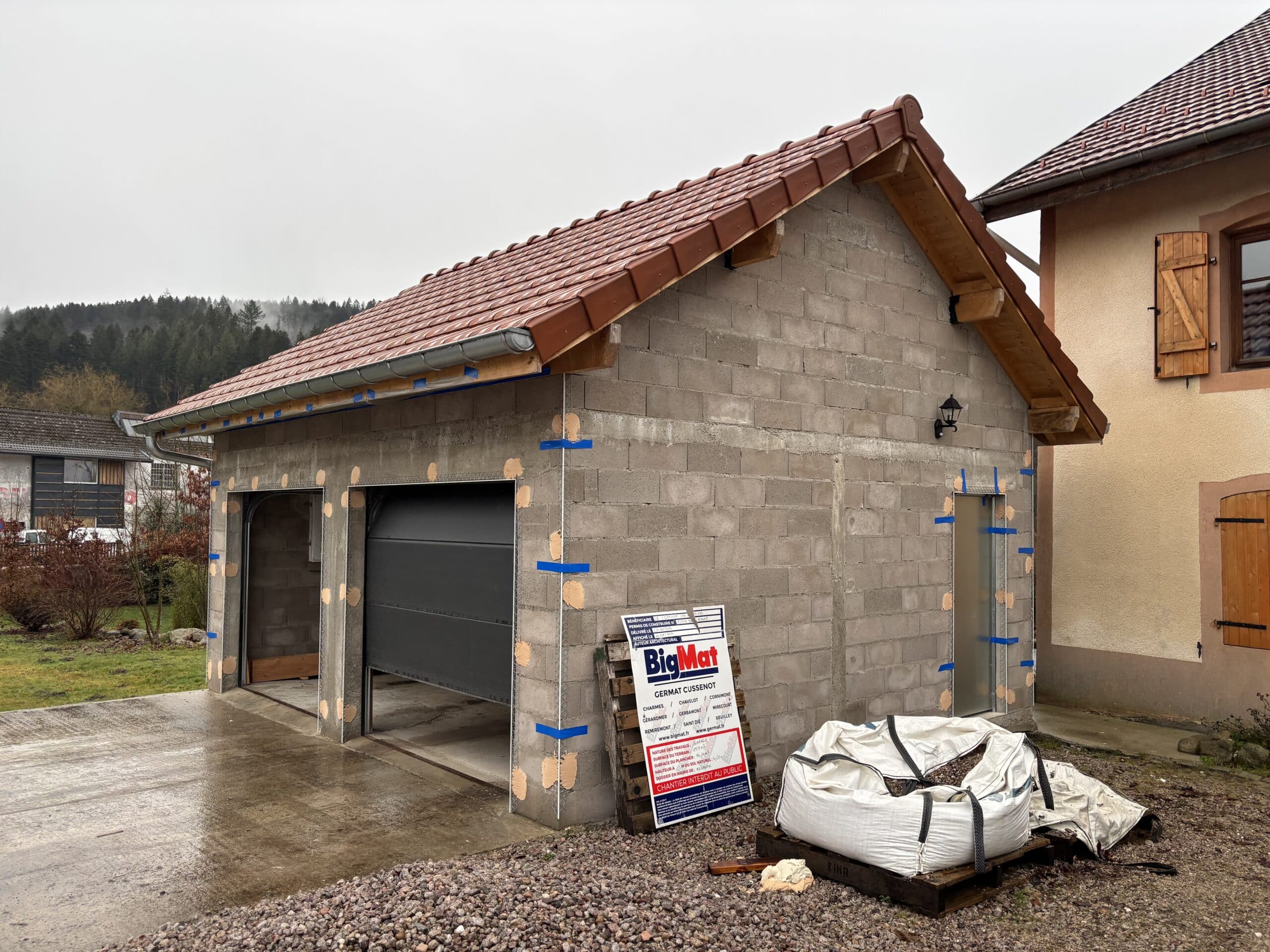 Préparation du chantier, pose des baguettes de finition, calfeutrage des huisseries et des caissons sous toiture.