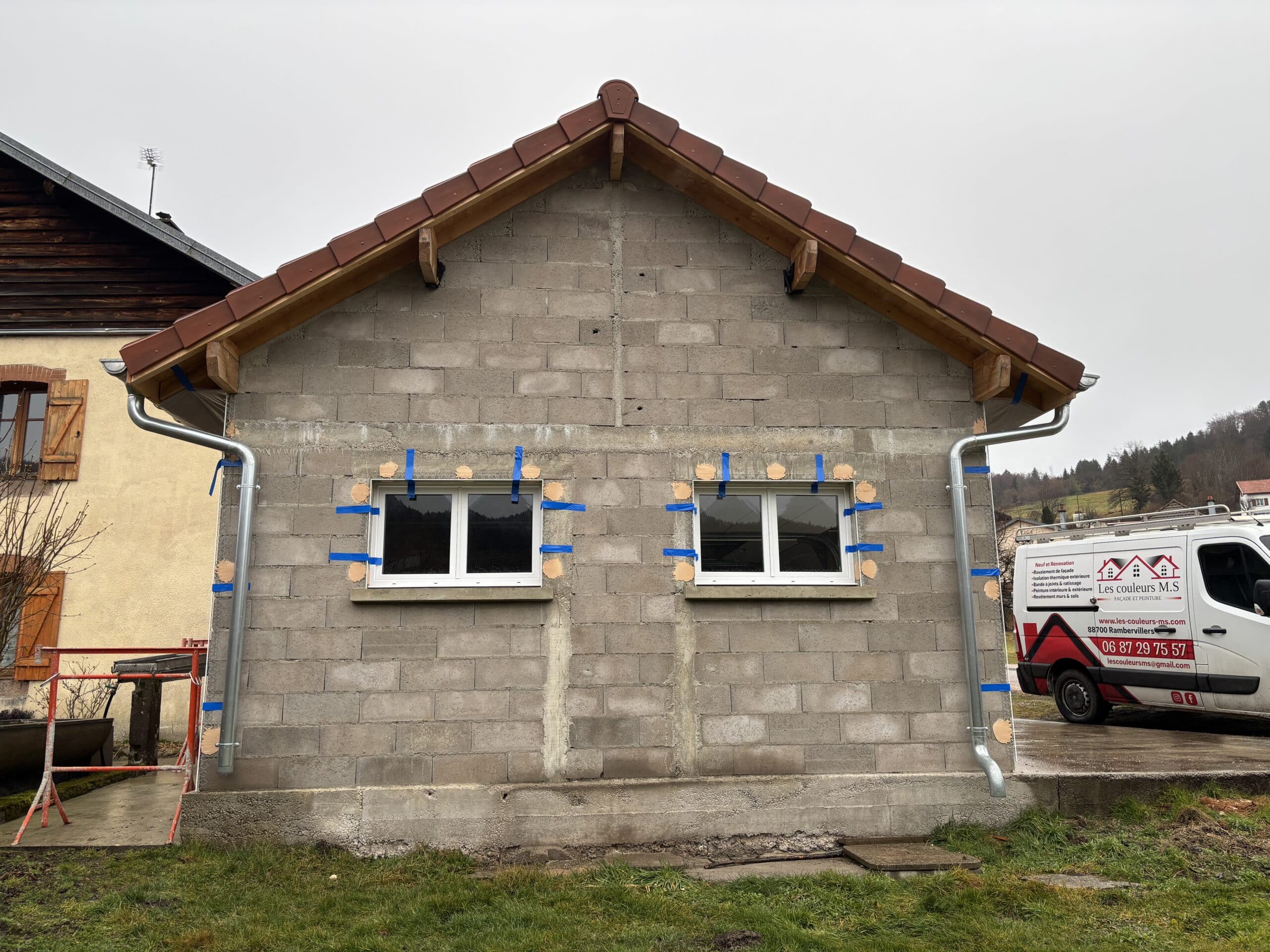 Préparation du chantier, pose des baguettes de finition, calfeutrage des huisseries et des caissons sous toiture.