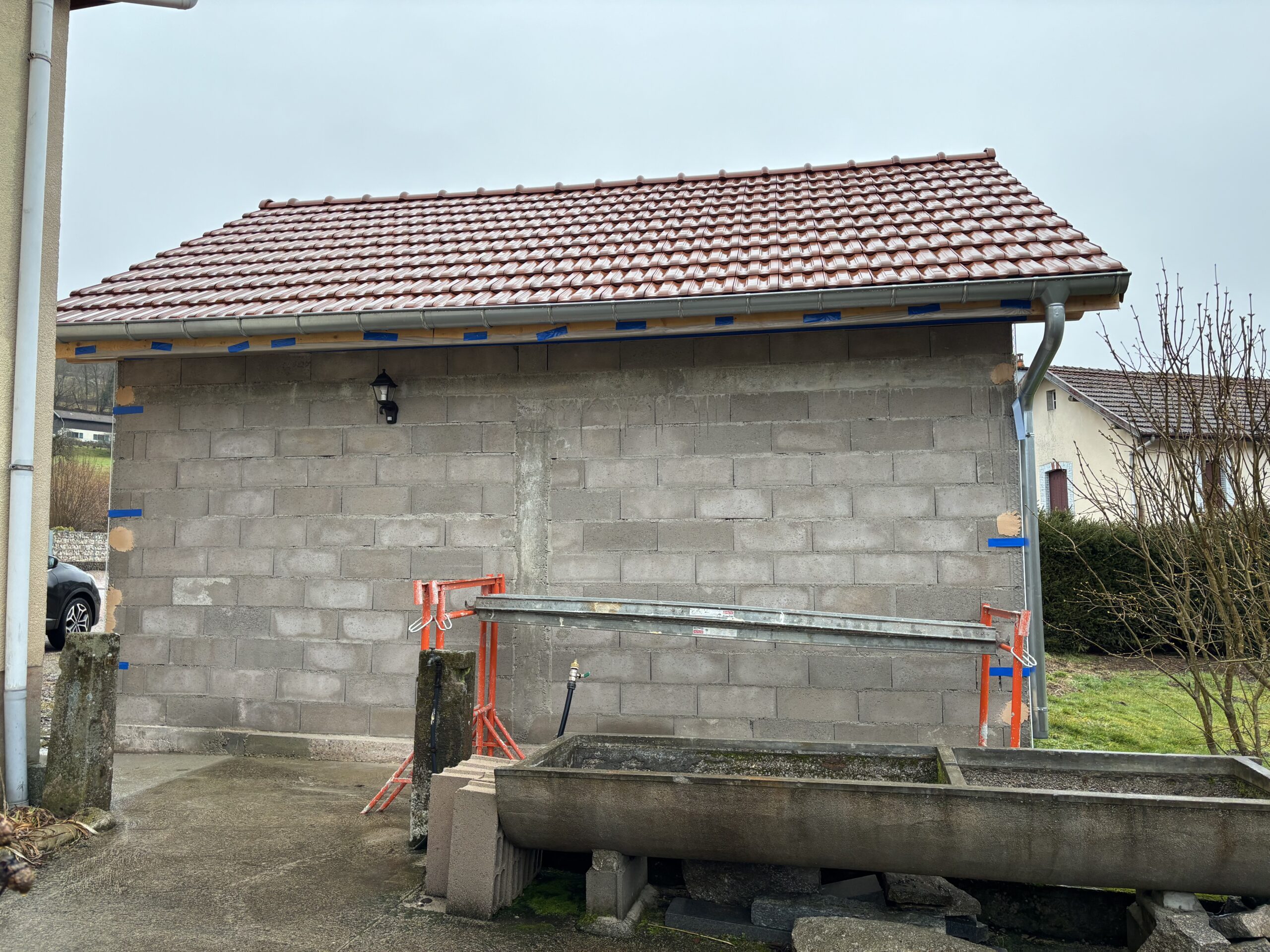 Préparation du chantier, pose des baguettes de finition, calfeutrage des huisseries et des caissons sous toiture.