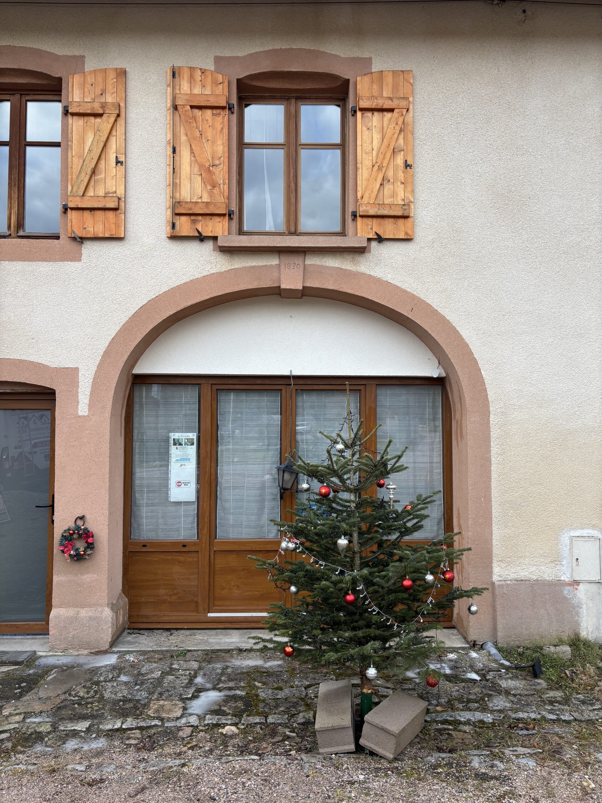 Réalisation d’un sous-enduit armé Baumit StarContact White avec trame en fibre de verre 4 × 4 mm, appliqué en deux couches pour renforcer et protéger la façade